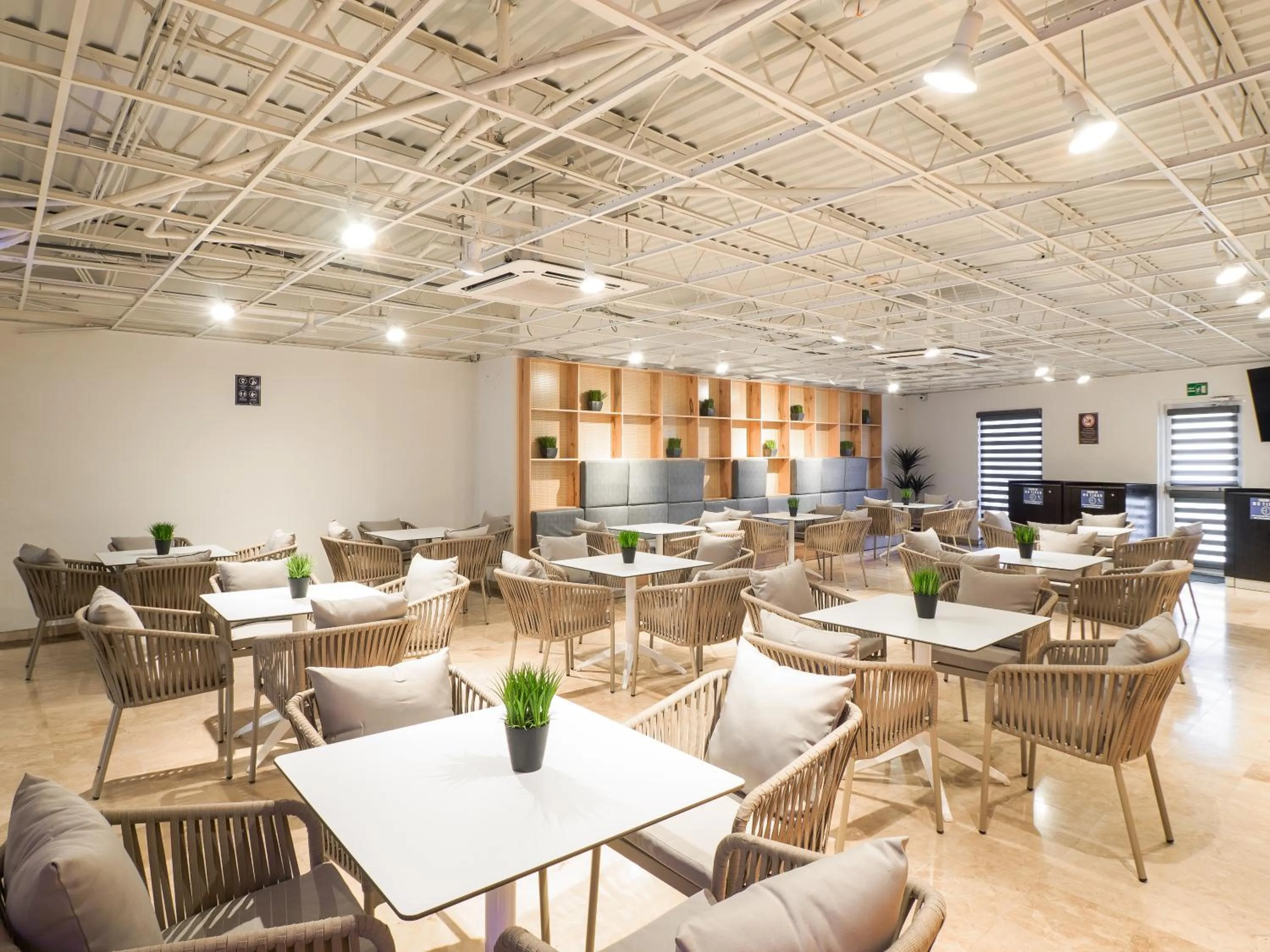 Restaurant/places to eat in Hotel Mesaluna Near American Consulate