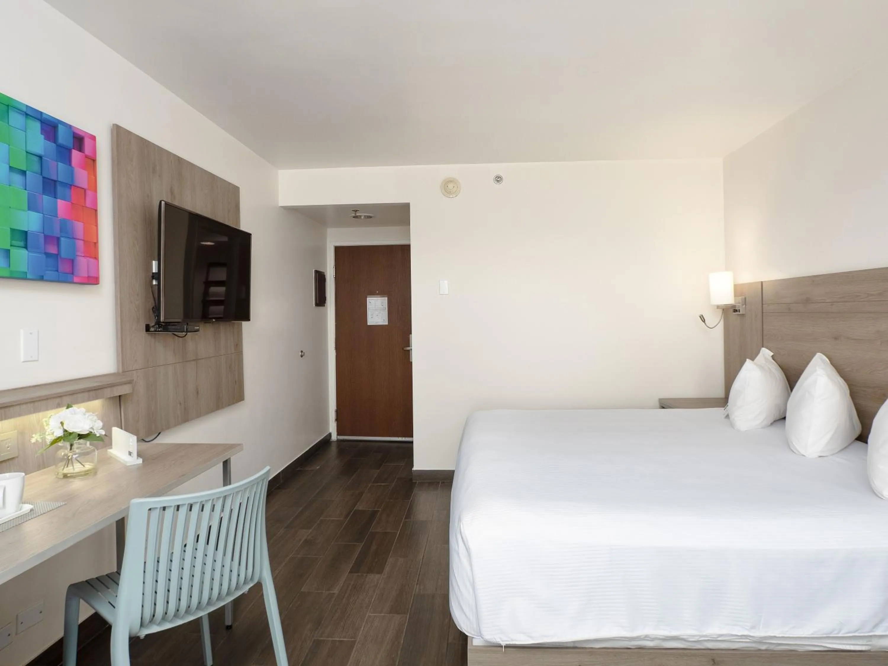 Bedroom, Bed in Hotel Mesaluna Near American Consulate