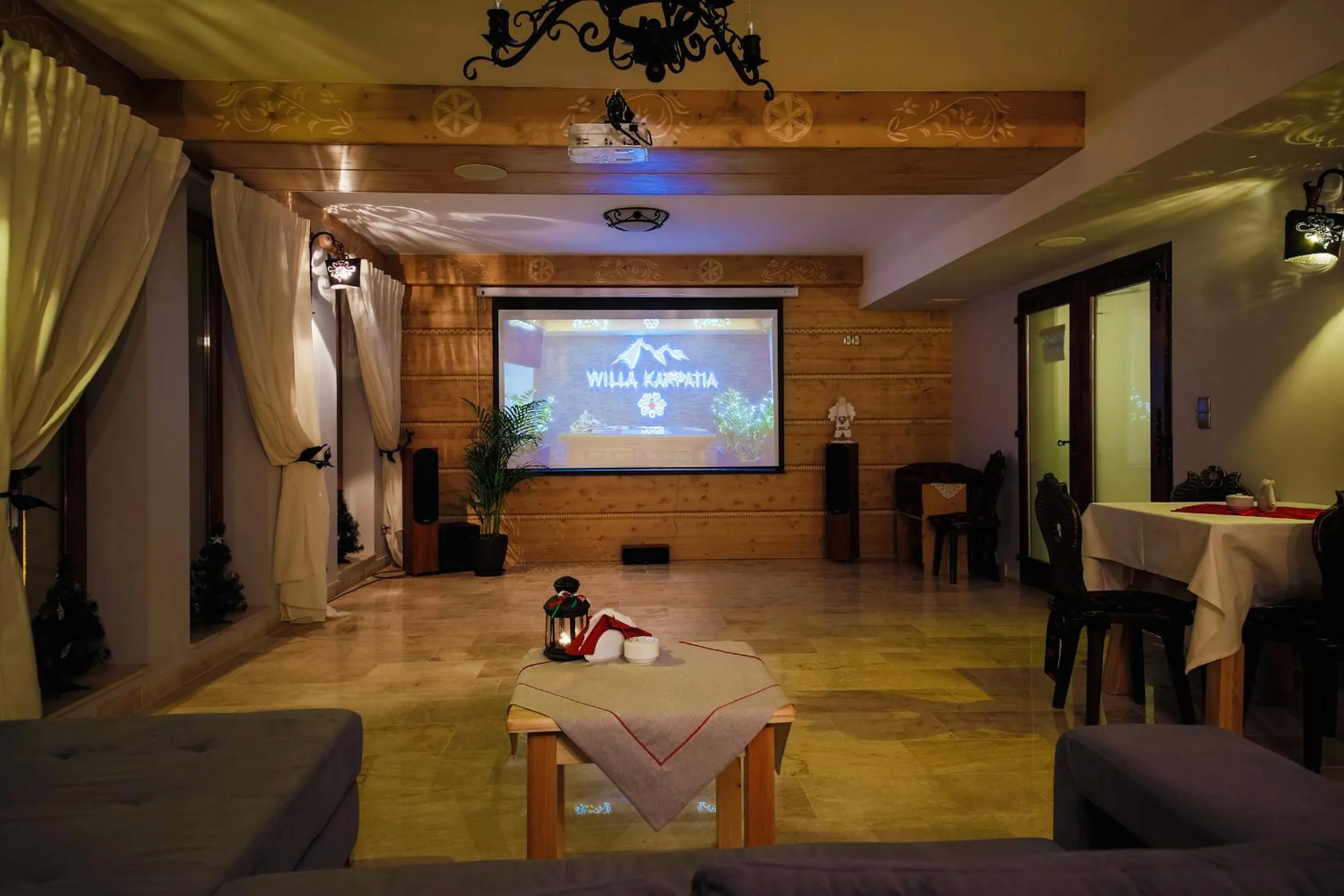 Communal lounge/ TV room in ECO Willa Grand Karpatia Ski&Wellness