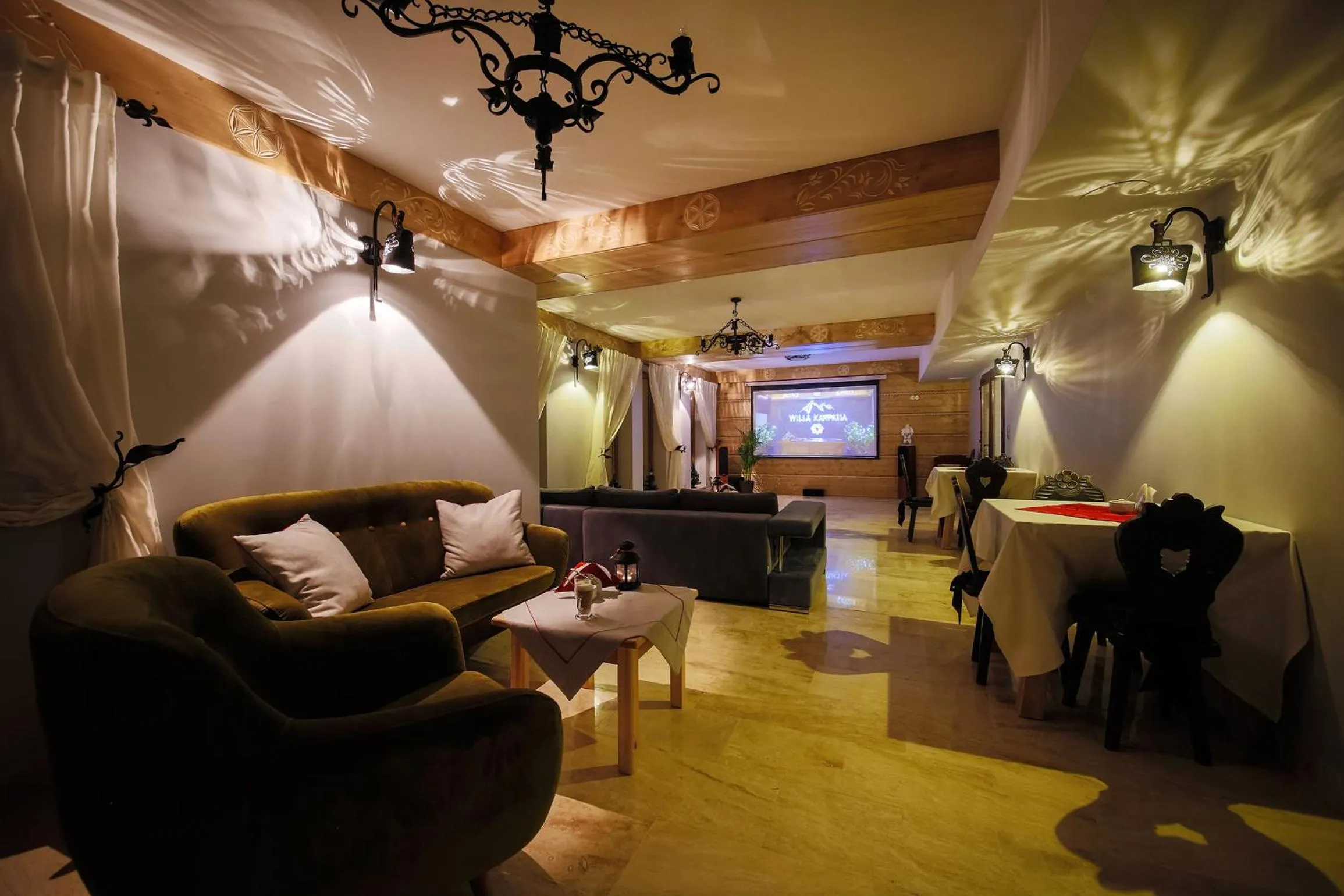 Communal lounge/ TV room in ECO Willa Grand Karpatia Ski&Wellness