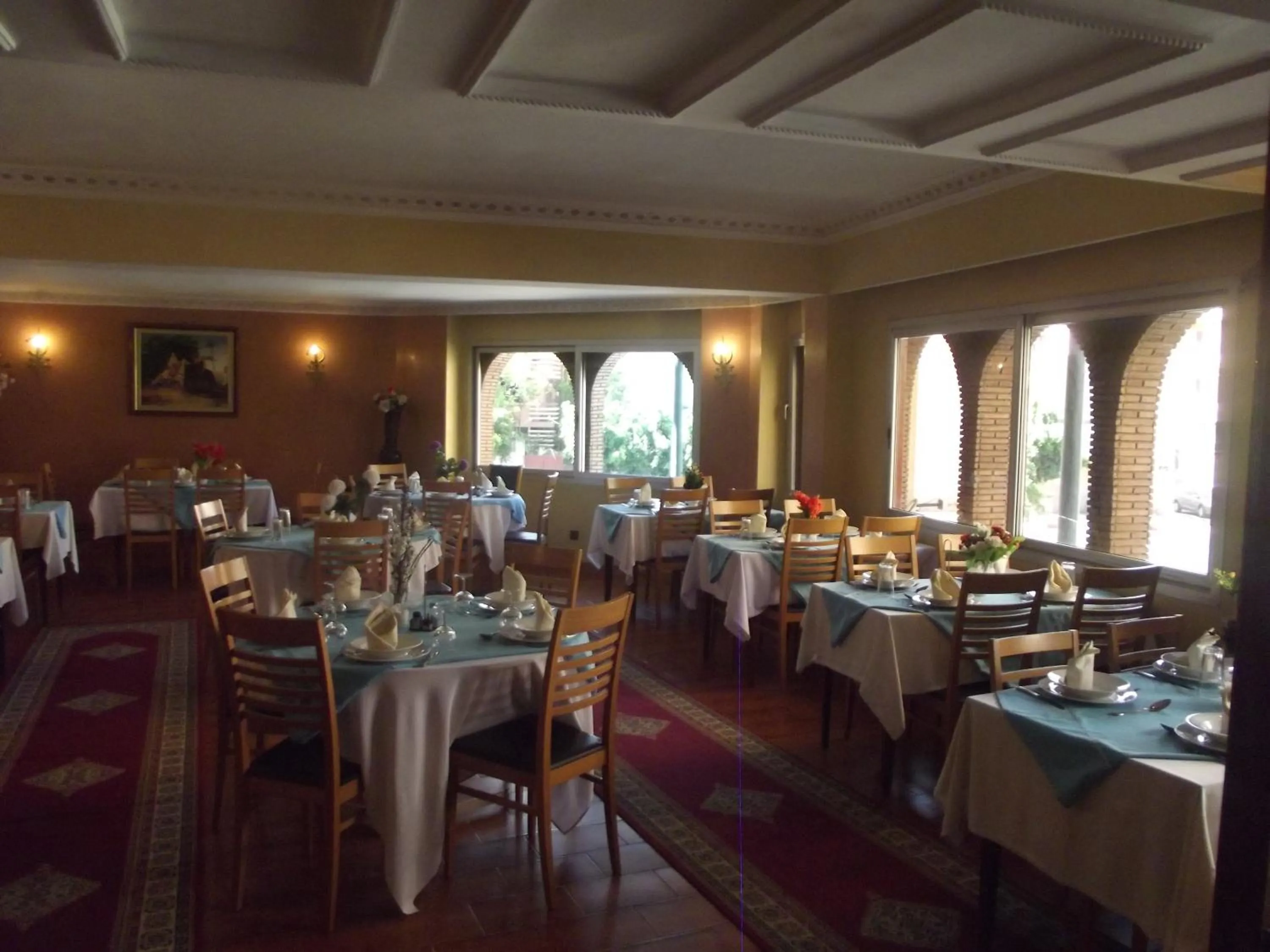Restaurant/places to eat in Hotel Al Kabir