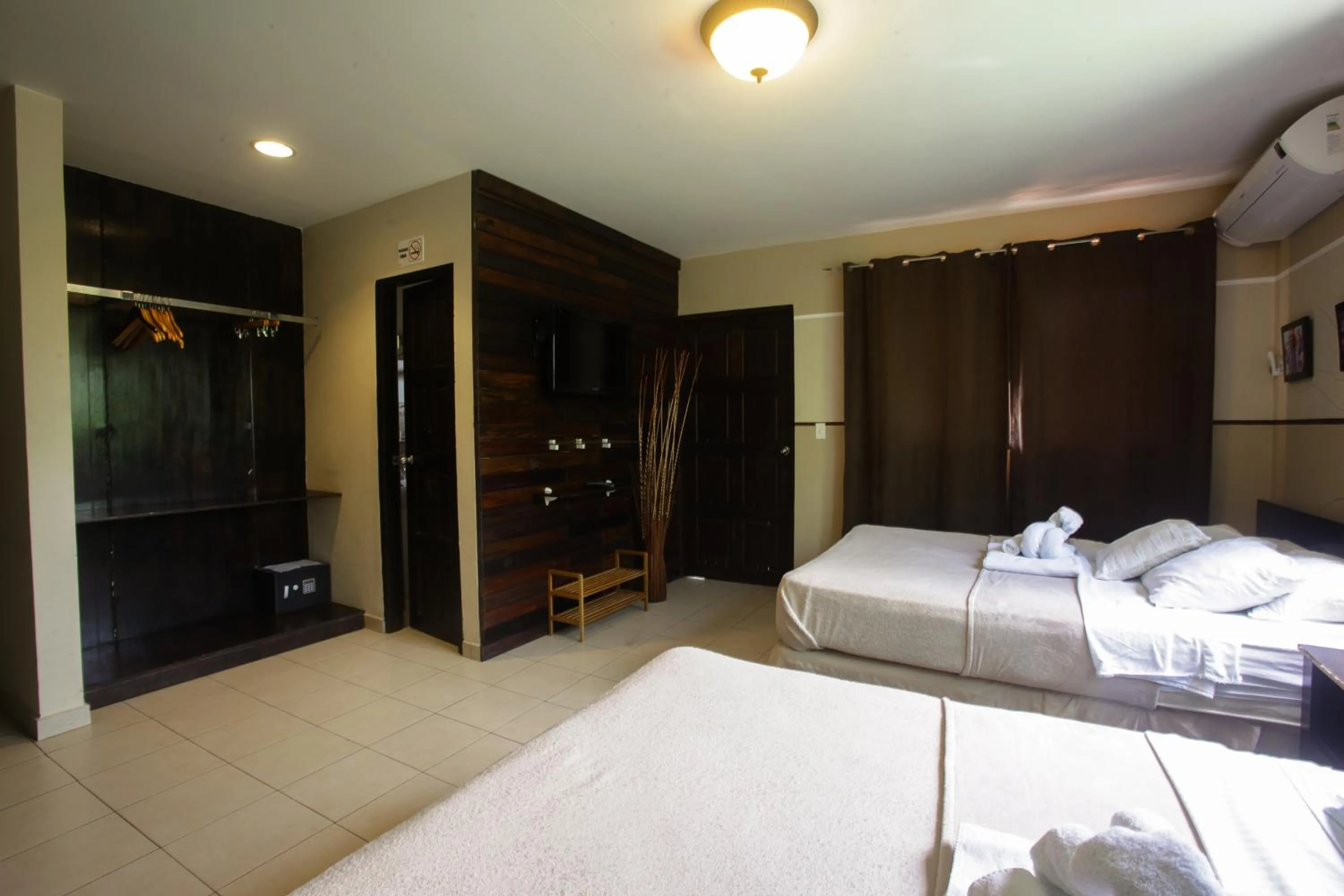 Photo of the whole room, Bed in Manglar Lodge