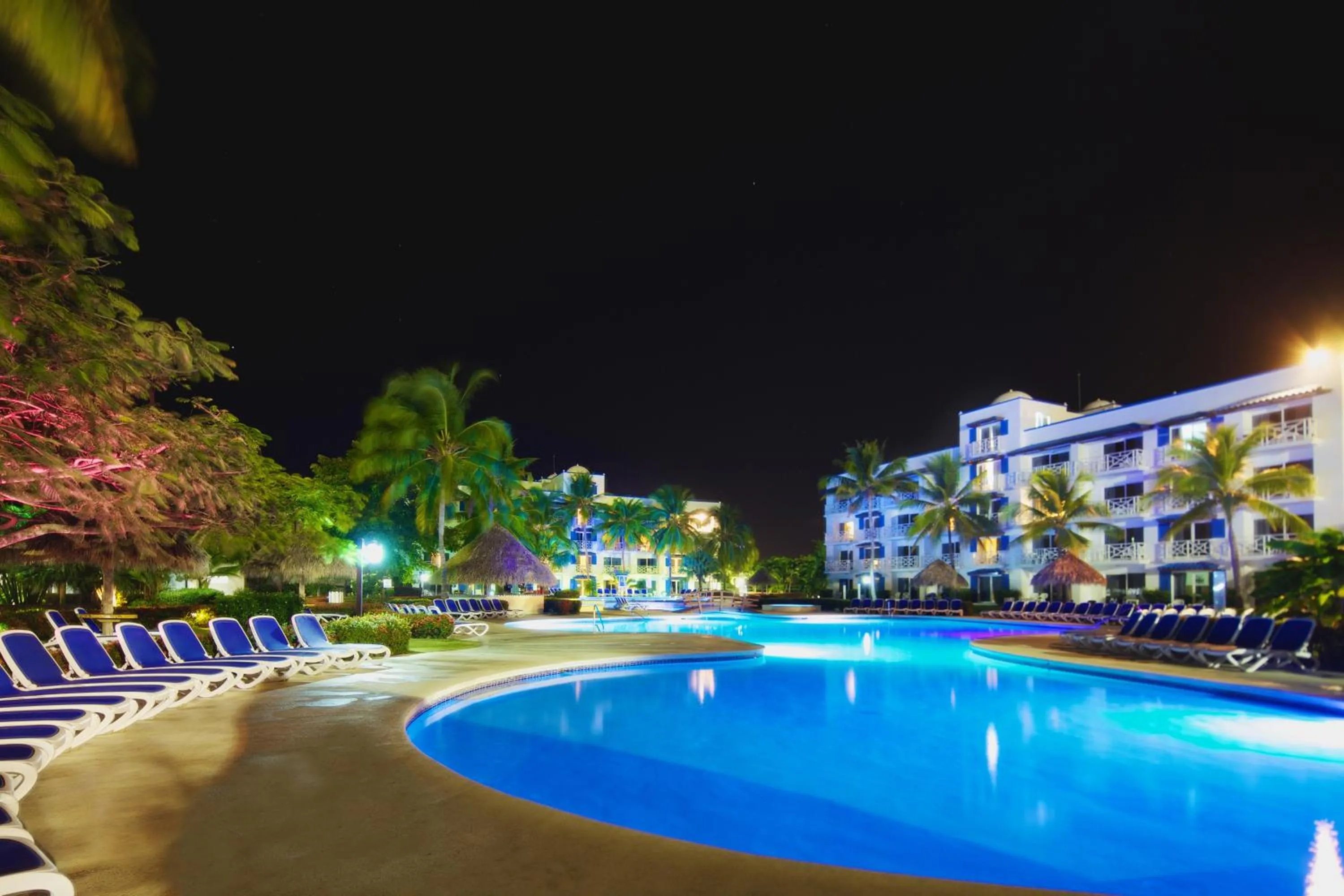 Swimming pool in Playa Blanca Beach Resort - All Inclusive