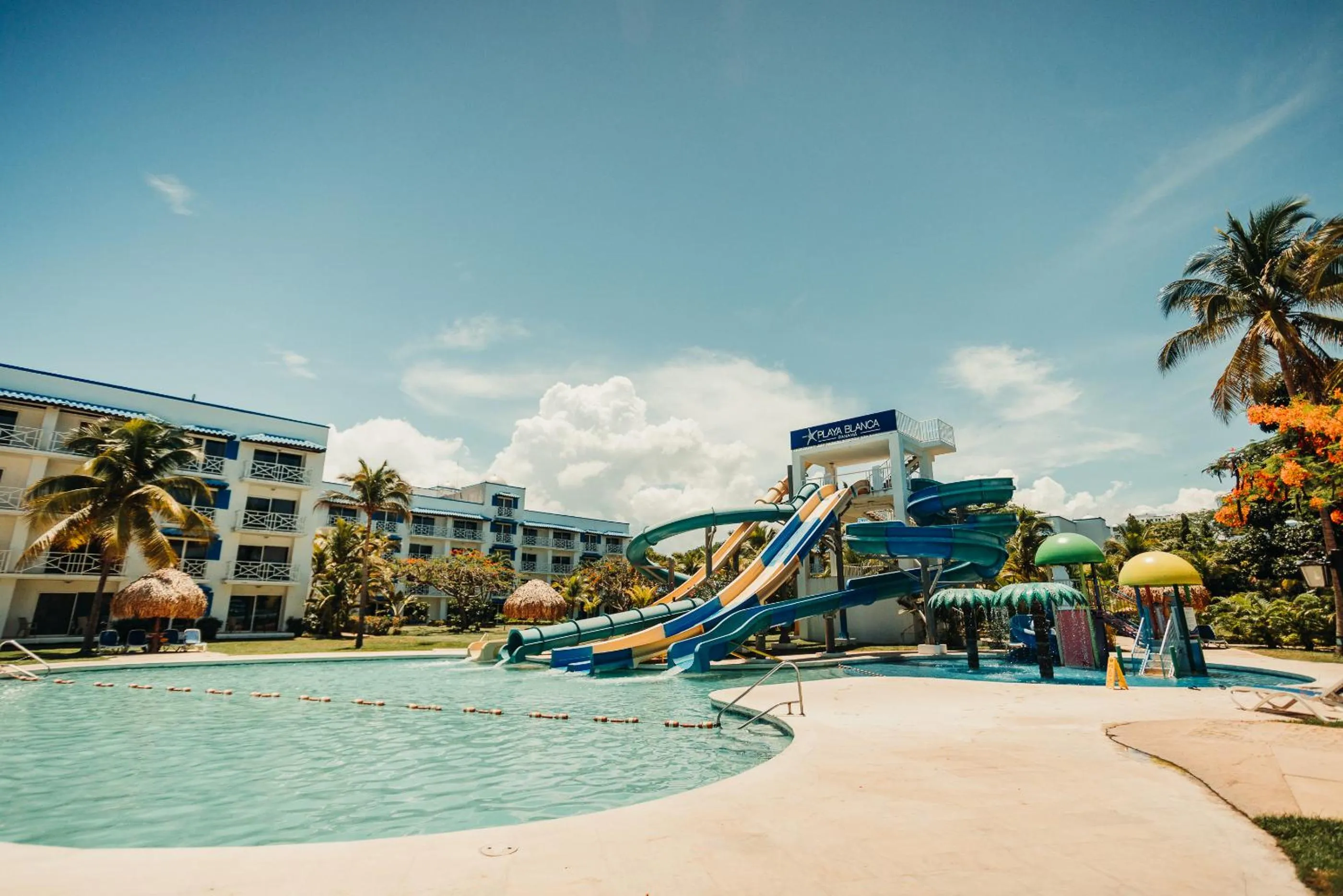 Swimming pool in Playa Blanca Beach Resort - All Inclusive