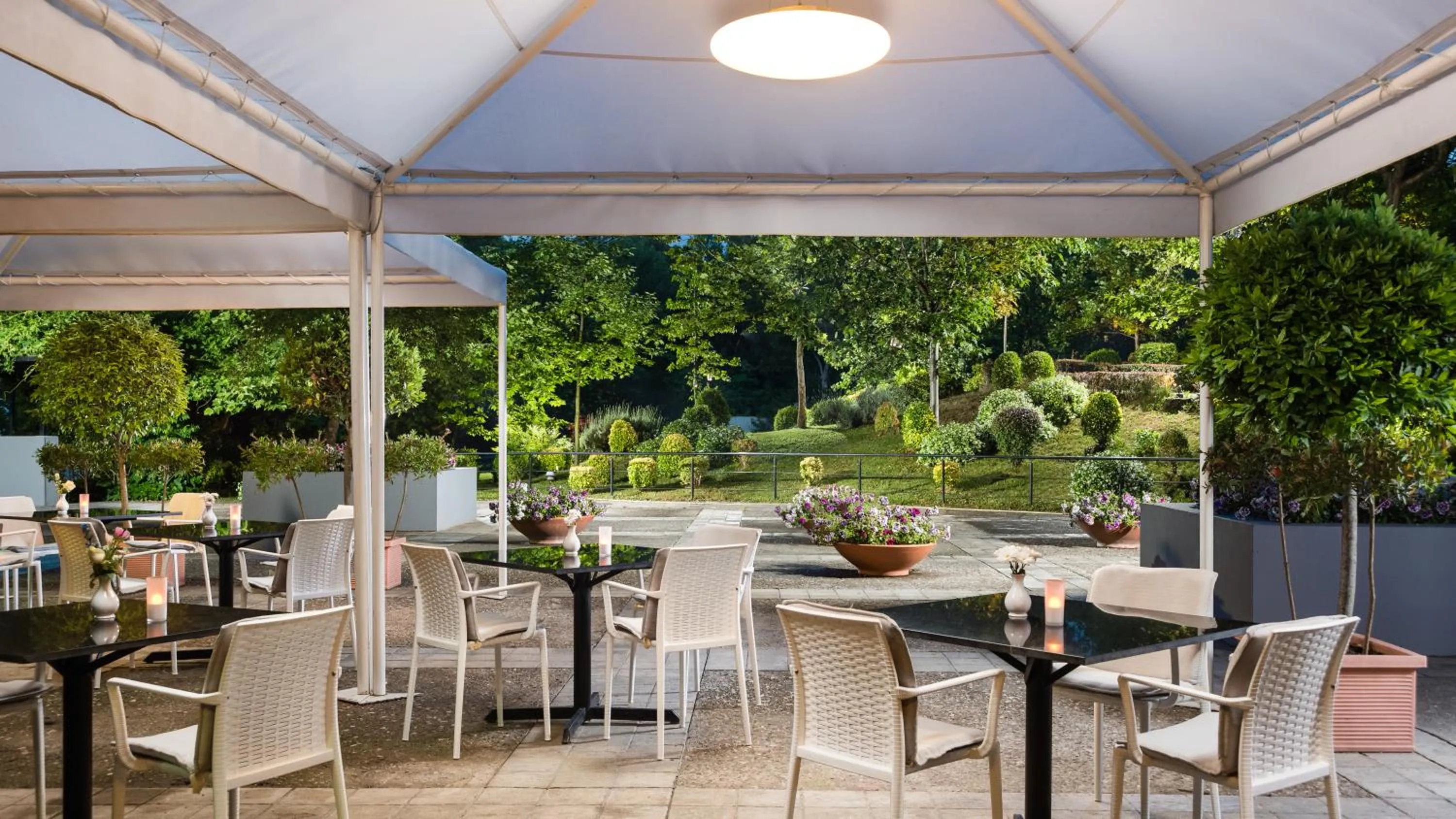 Restaurant/places to eat in Mak Albania Hotel