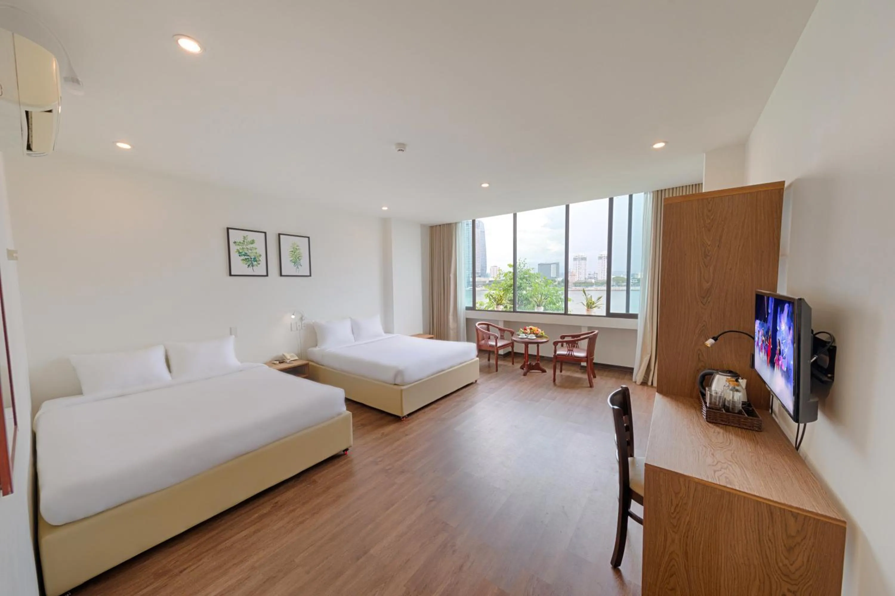 Communal lounge/ TV room, Bed in Vitalis Riverside Hotel