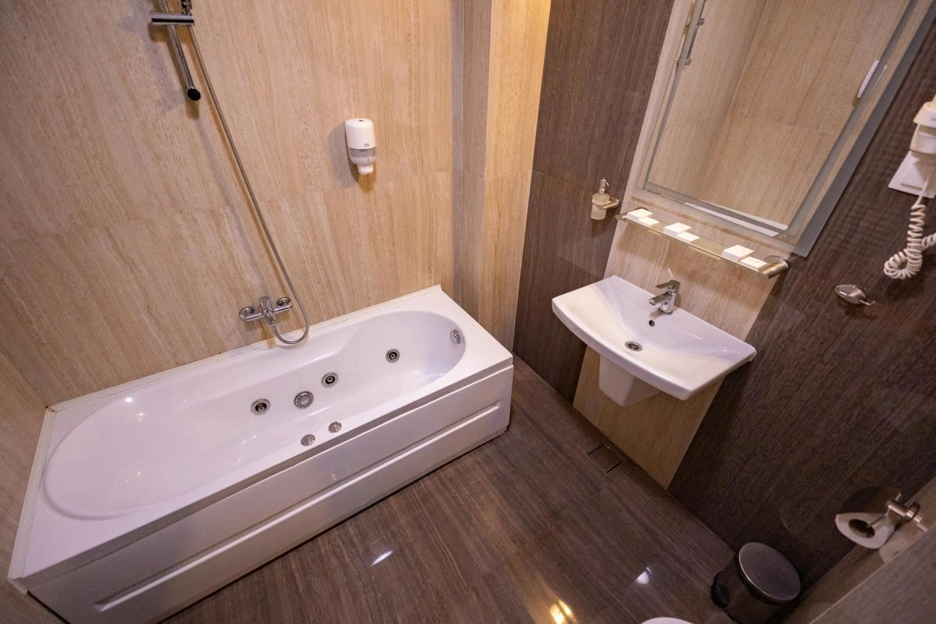 Hot Tub in Hotel Restaurant Imperial