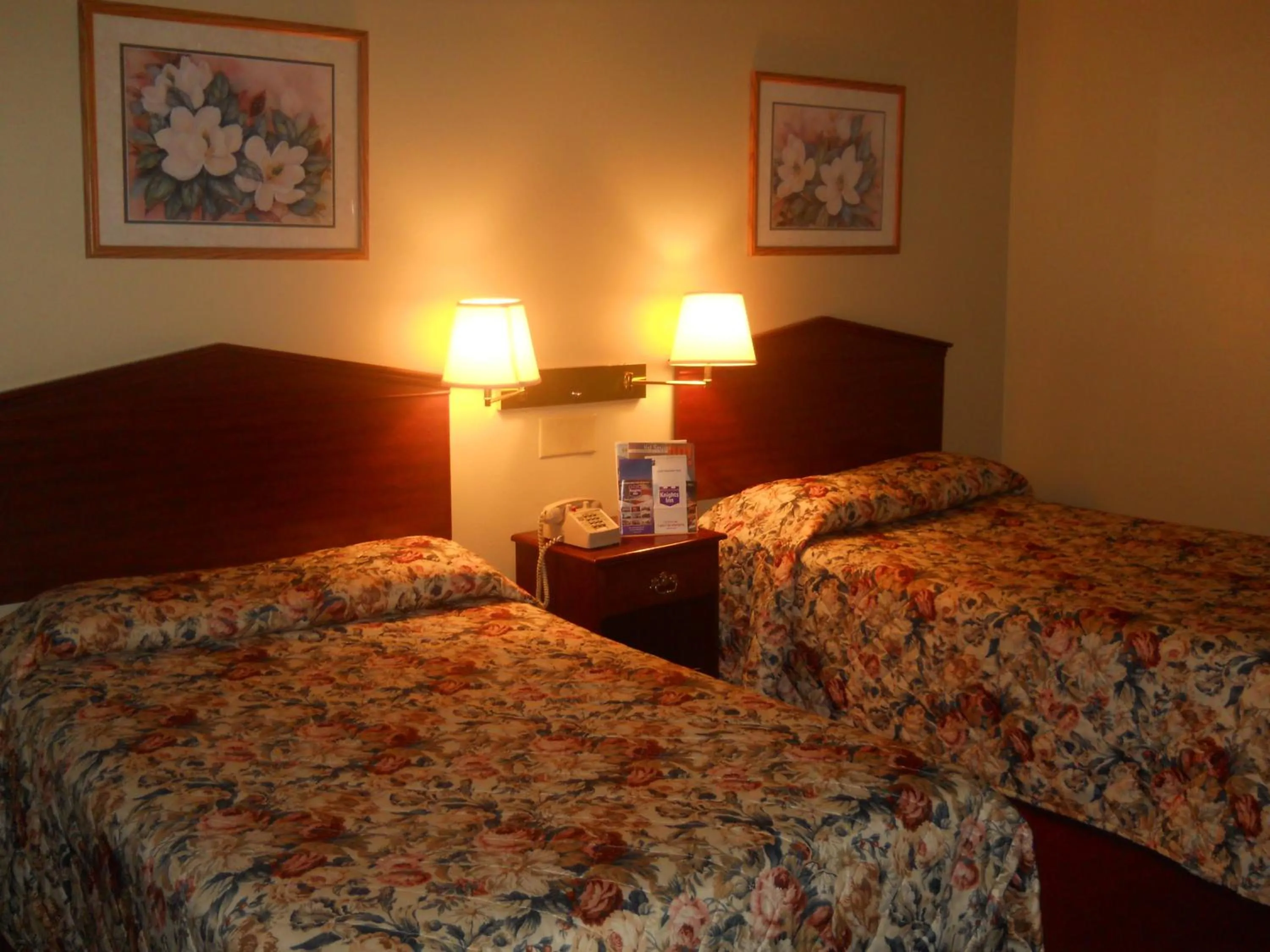 Bed in Red Carpet Inn