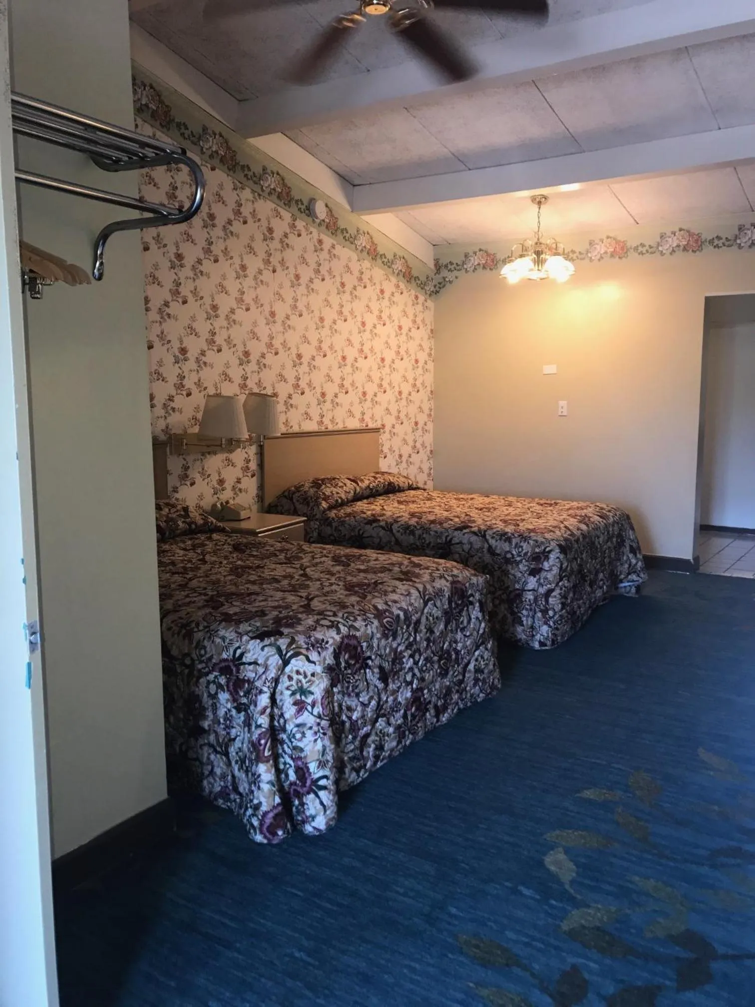 Property building, Bed in Red Carpet Inn