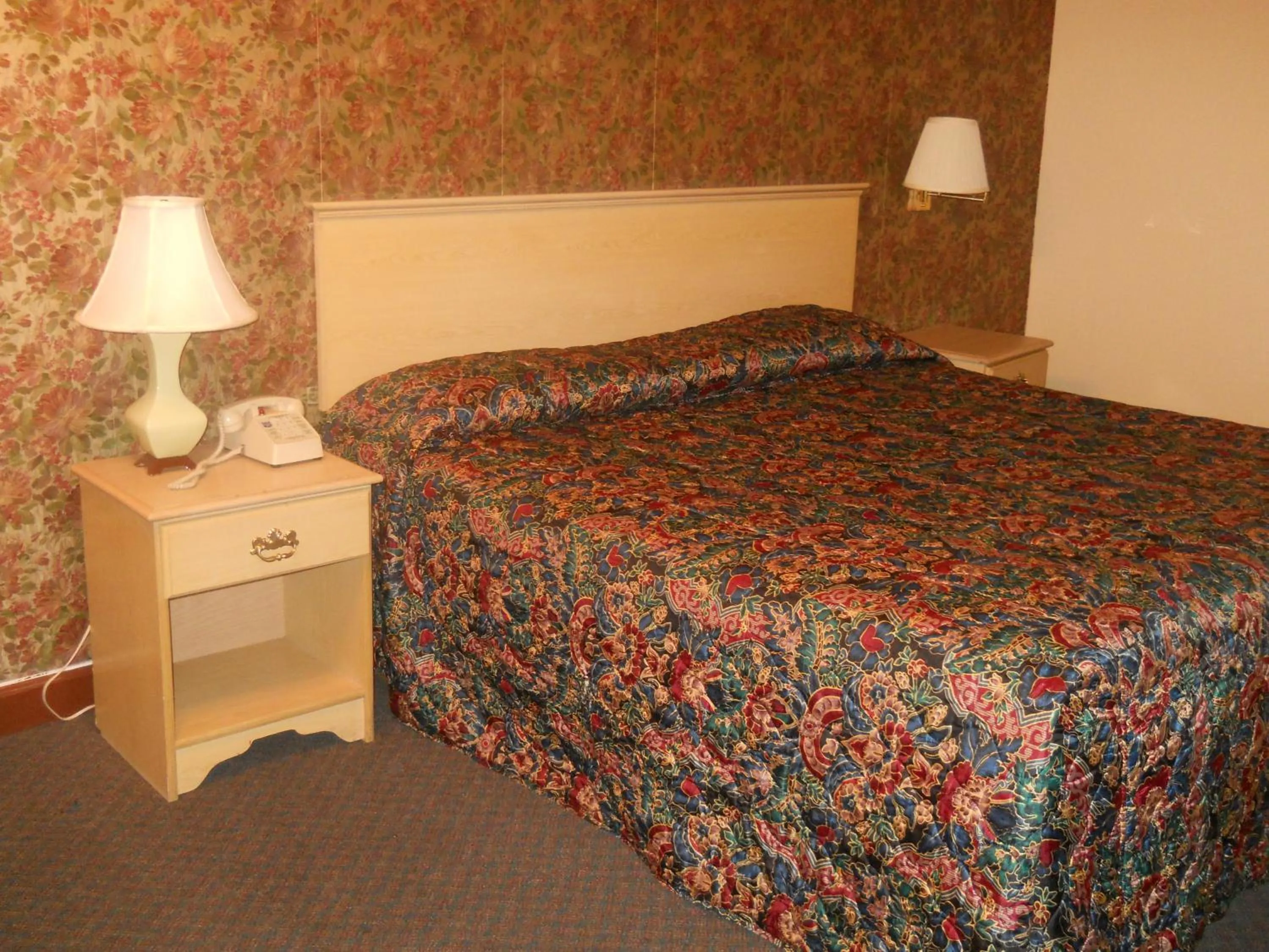 Bed in Red Carpet Inn