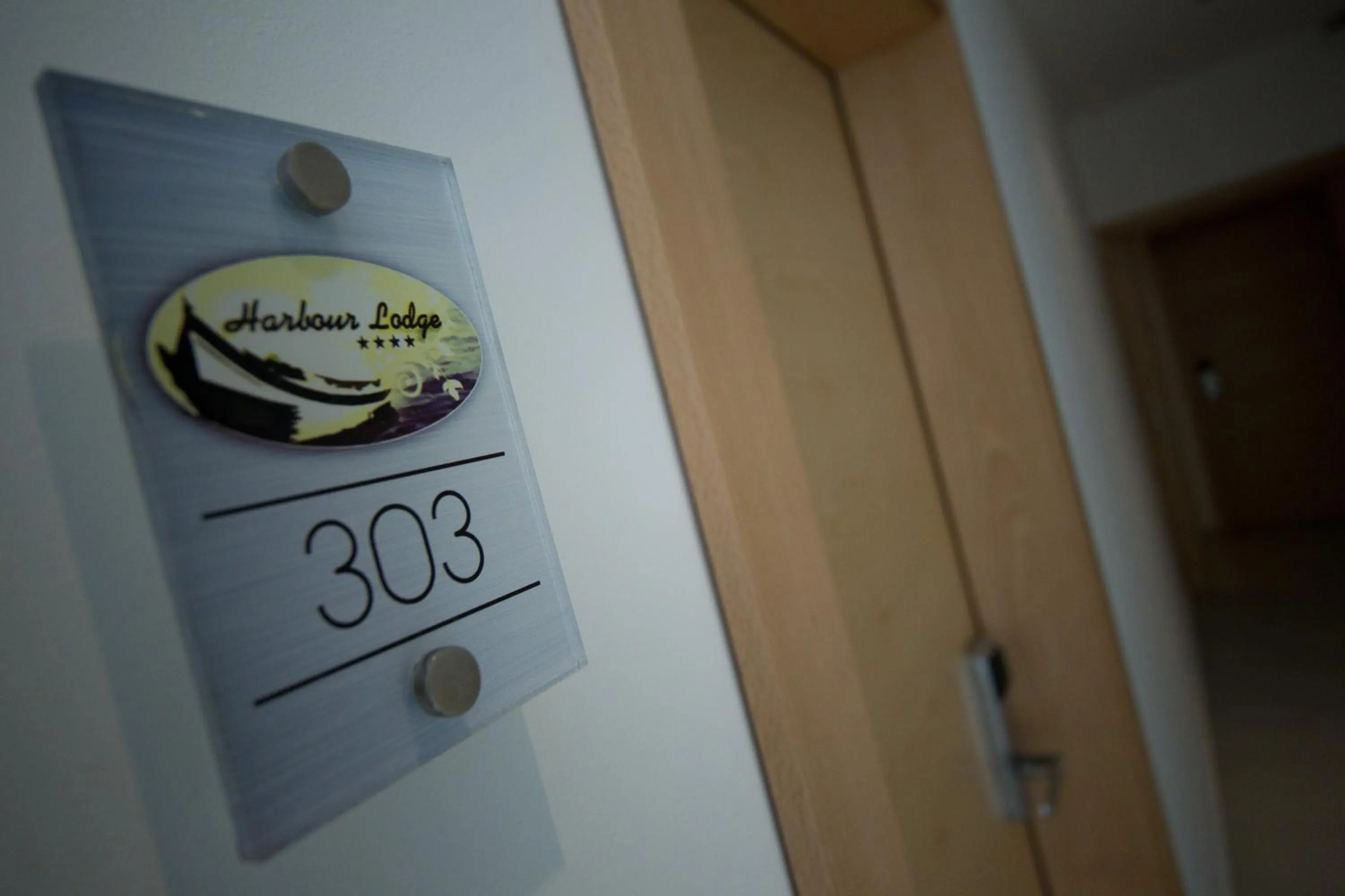 Logo/Certificate/Sign in Harbour Lodge