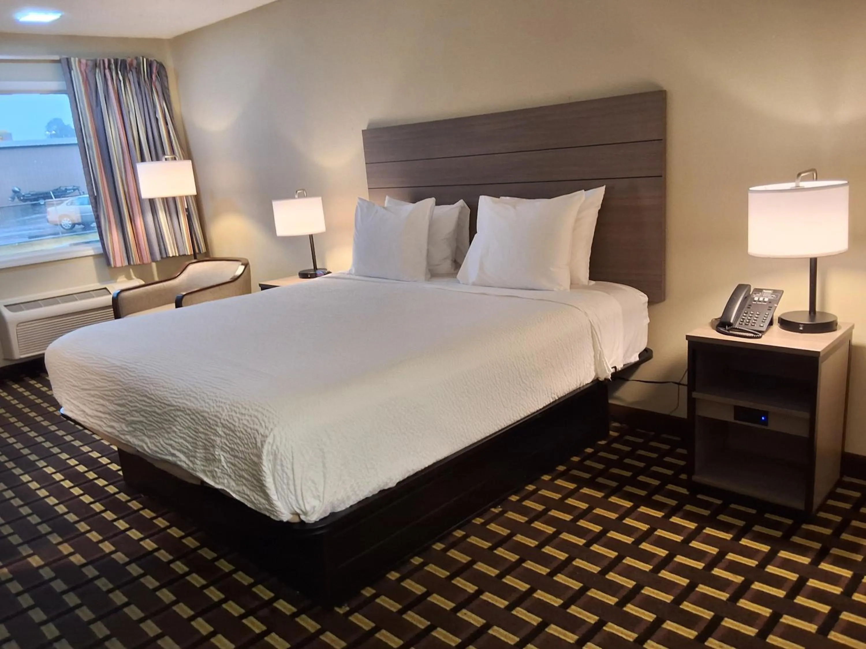 Bed in Travelodge by Wyndham-Thomasville AL