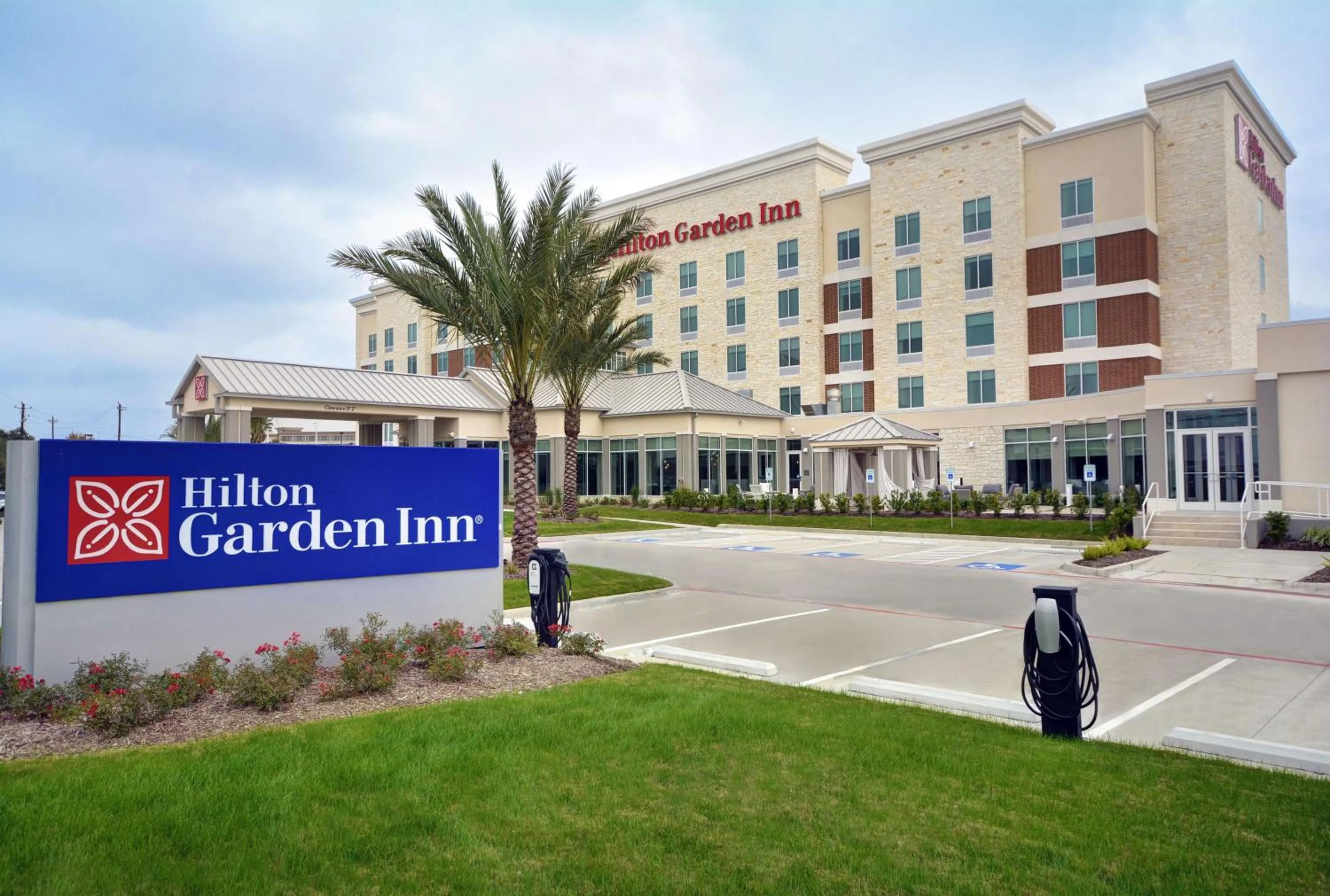 Property building in Hilton Garden Inn Houston Hobby Airport