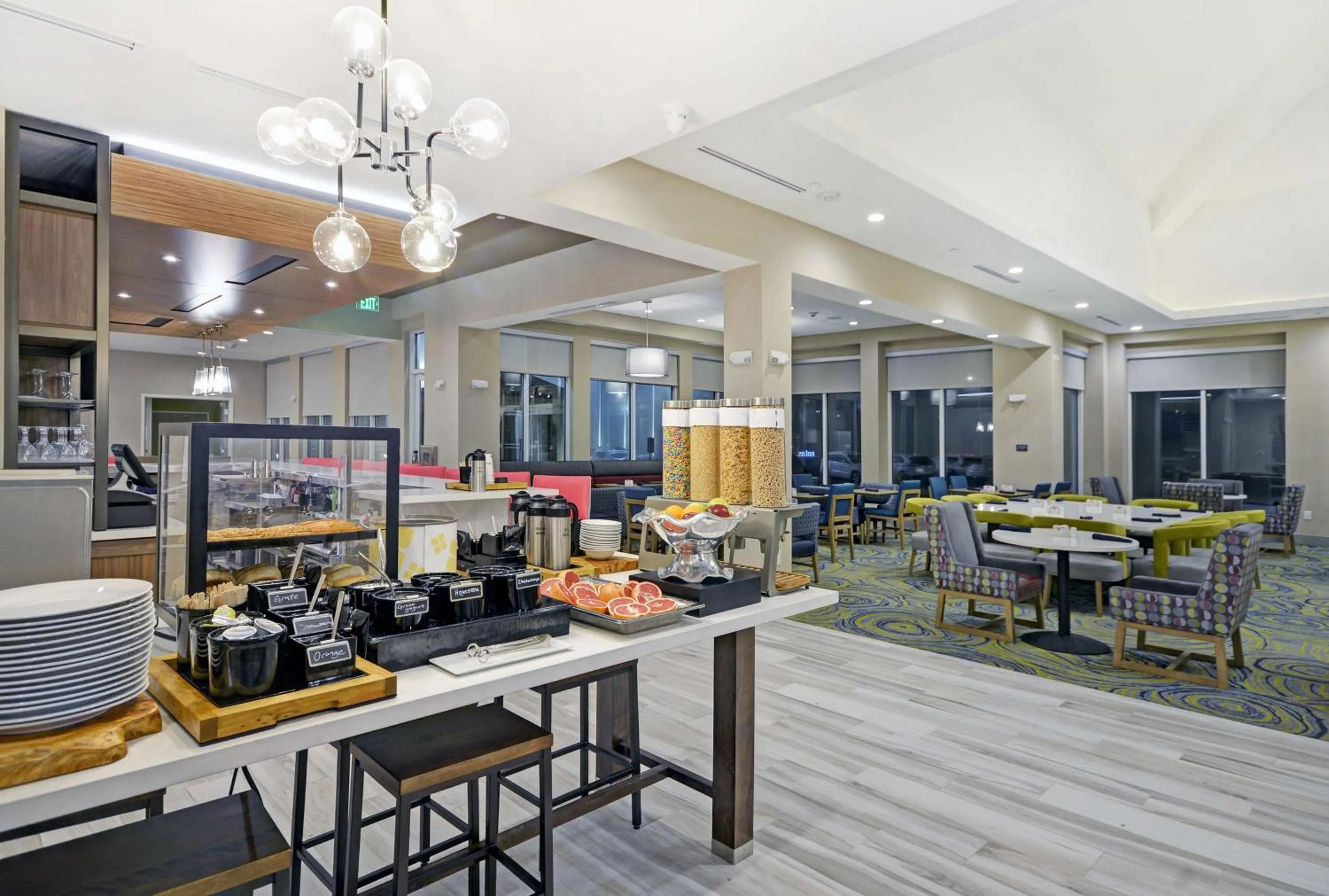Dining area in Hilton Garden Inn Houston Hobby Airport
