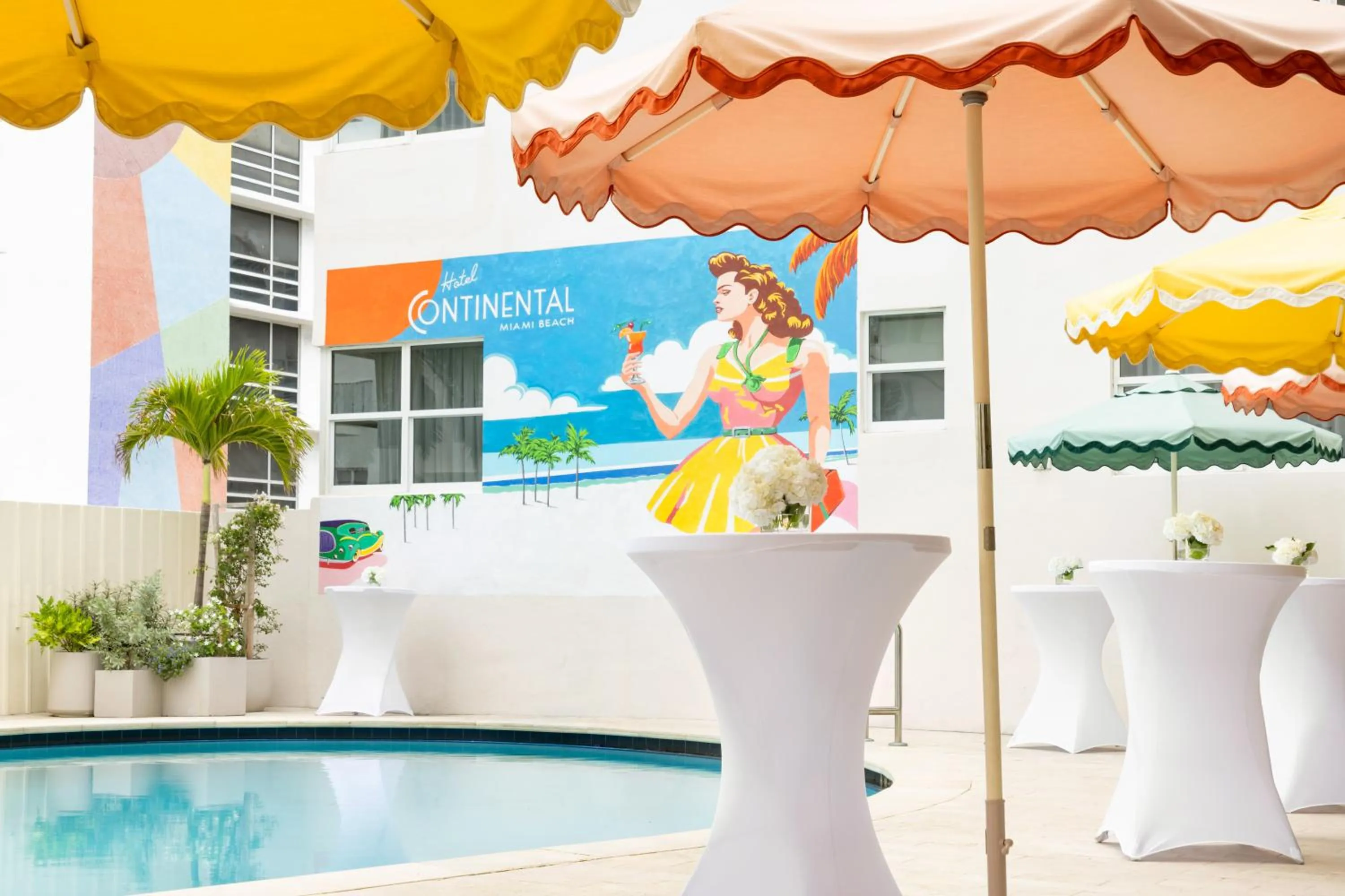 Swimming pool in Hotel Continental Miami Beach, Tapestry Collection by Hilton