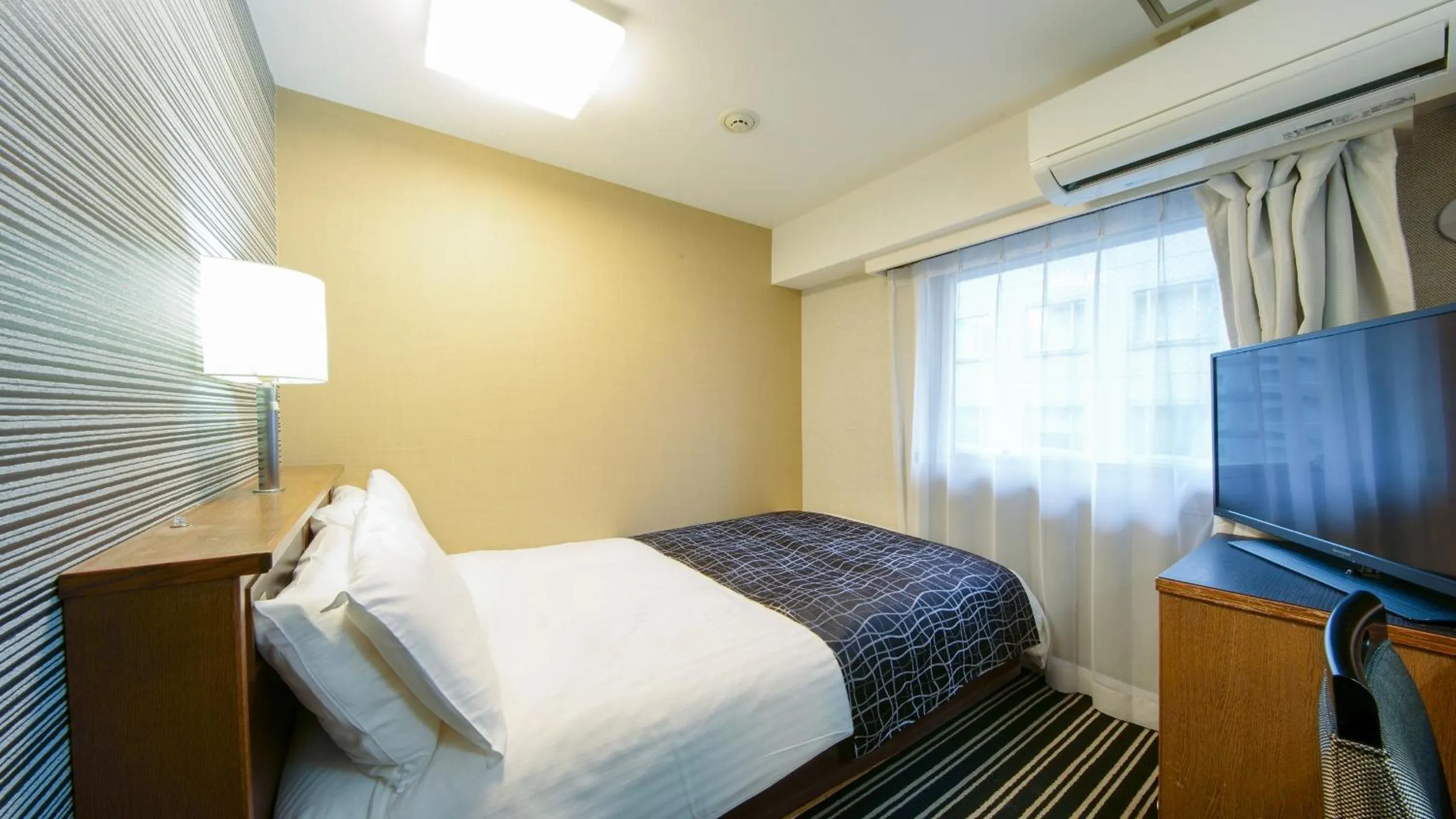 Photo of the whole room, Bed in APA Hotel Osaka Tanimachi 4chome Ekimae Kita