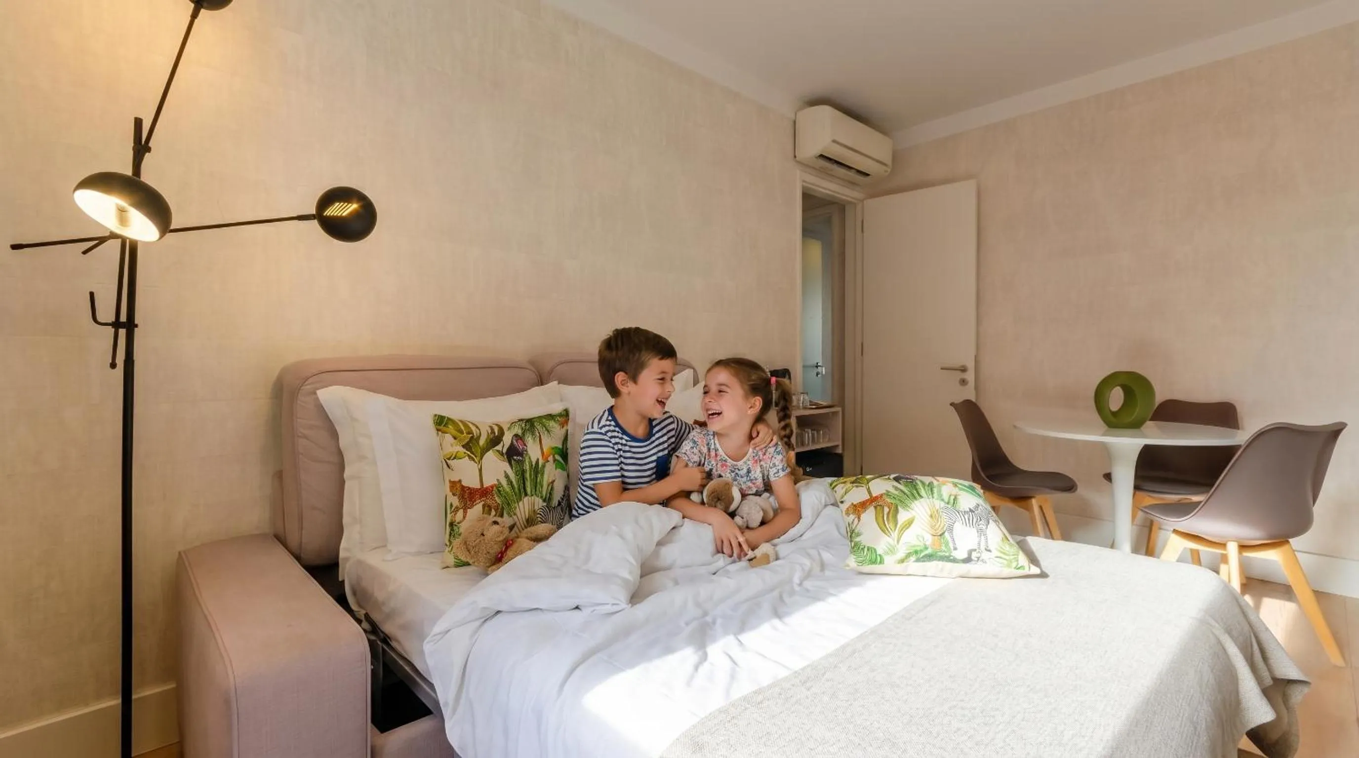 People, Bed in LX51 Studios & Suites by APT IIN - Lisbon Center