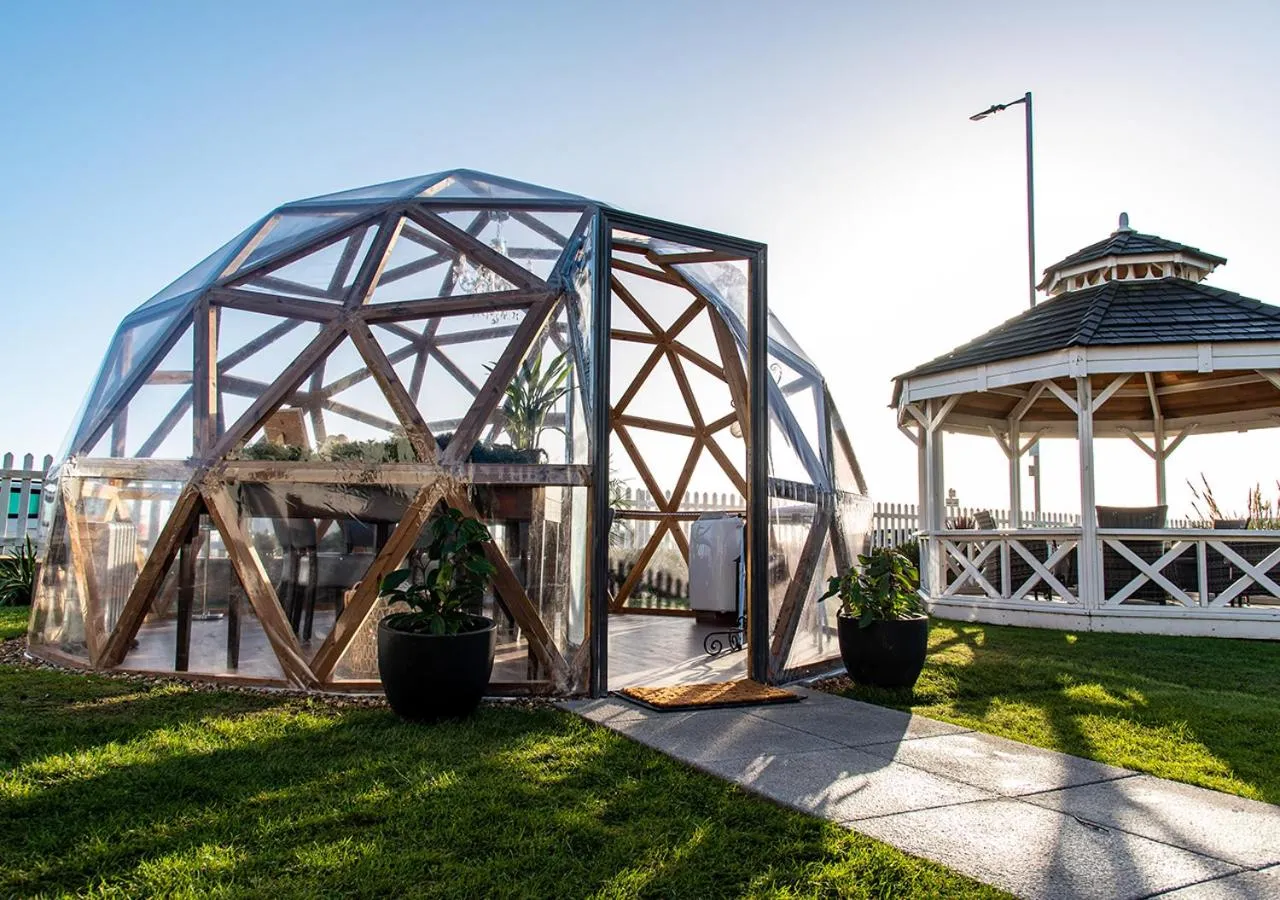 Property building in Kingscliff Hotel Holland on Sea