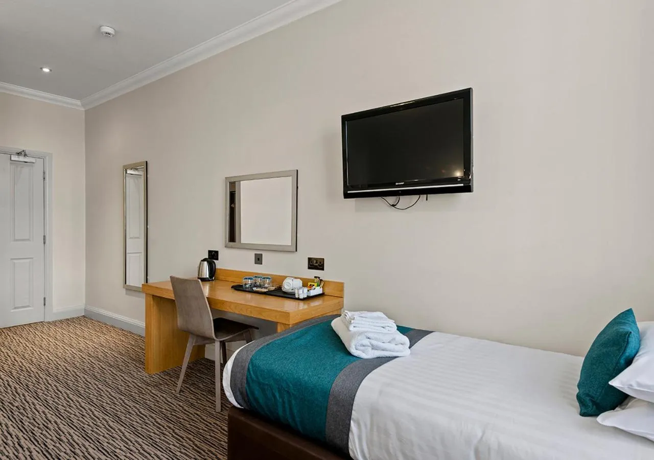 Bedroom, Bed in Kingscliff Hotel Holland on Sea