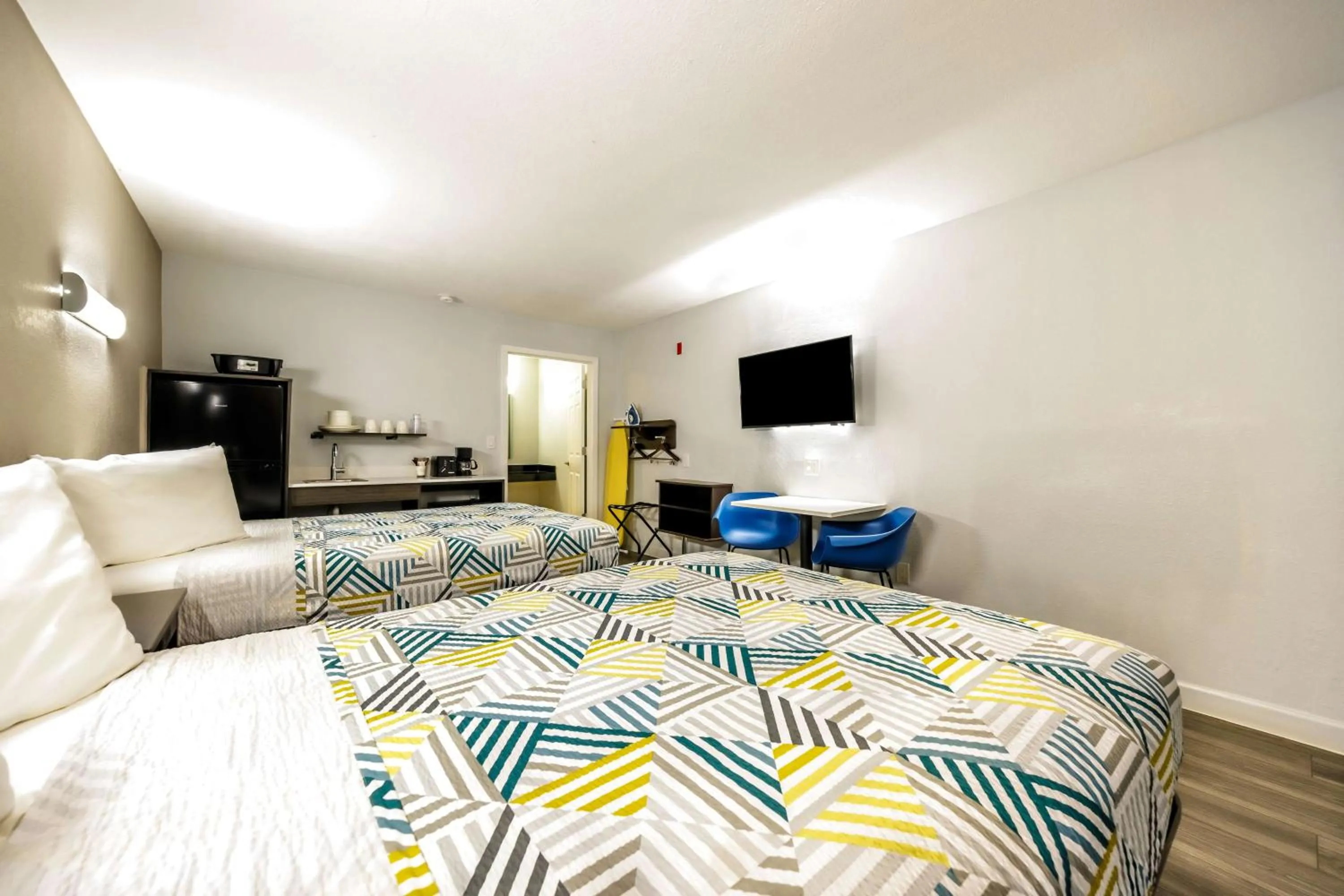 Photo of the whole room, Bed in Studio 6 Fort Worth, TX - Stockyards East