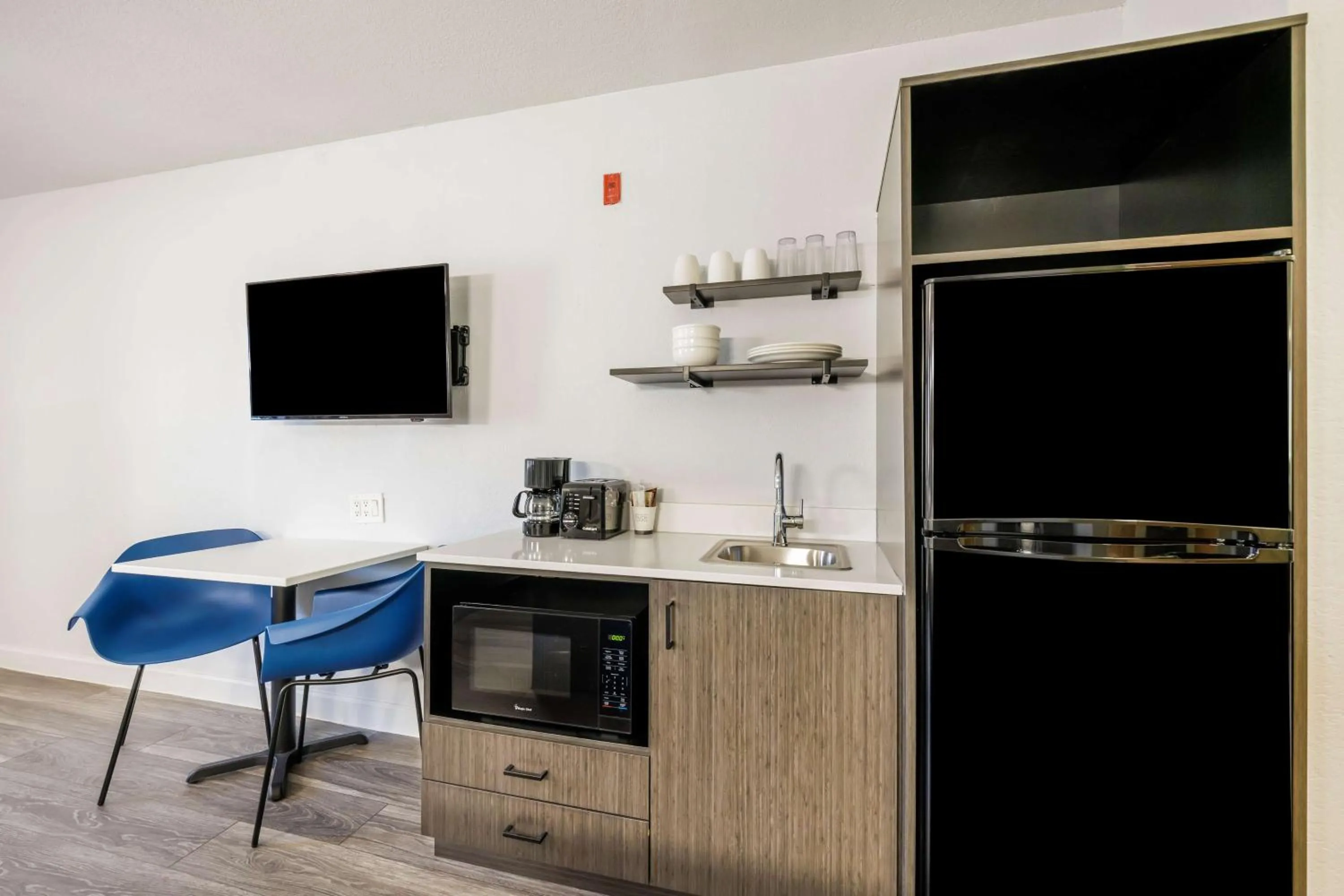 Kitchen or kitchenette in Studio 6 Fort Worth, TX - Stockyards East