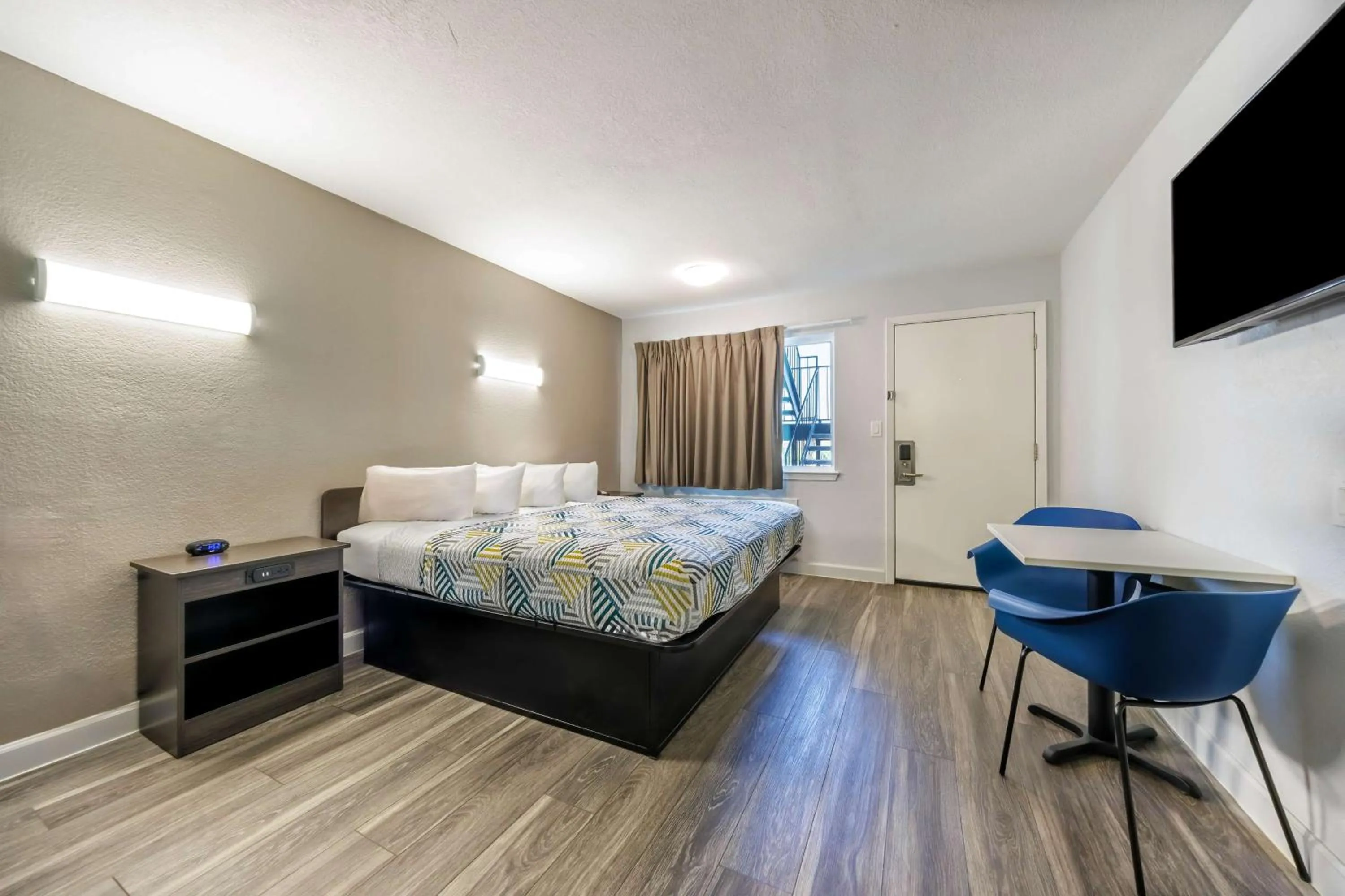 Photo of the whole room, Bed in Studio 6 Fort Worth, TX - Stockyards East