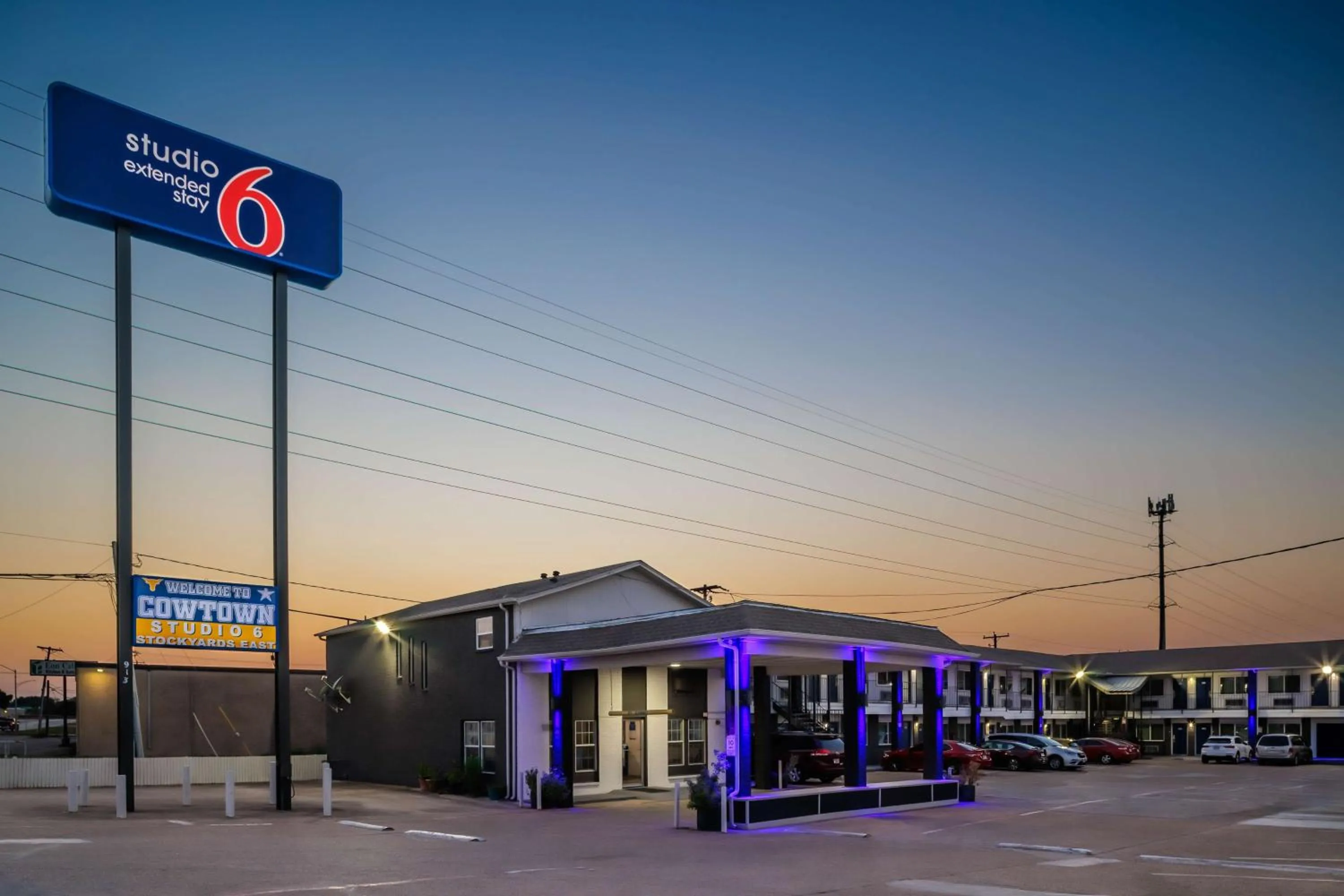 Property building in Studio 6 Fort Worth, TX - Stockyards East