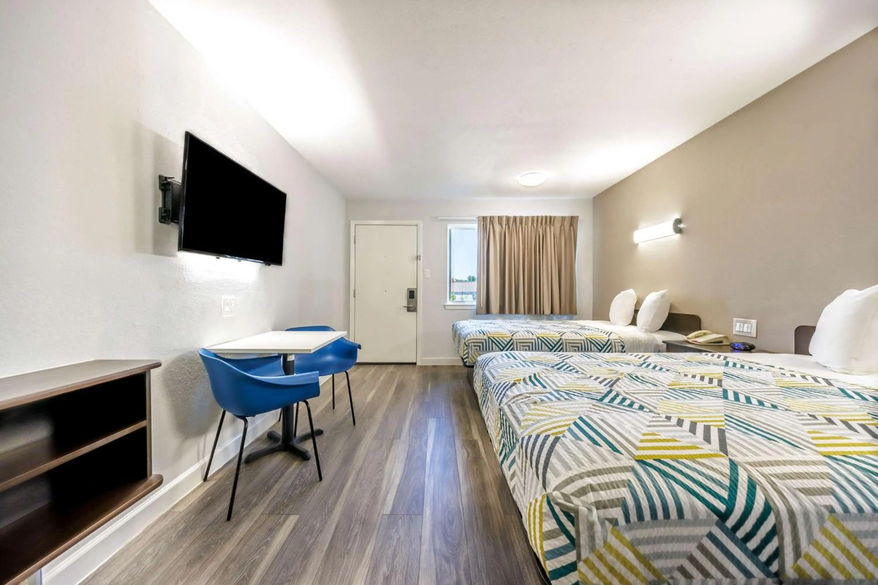 Photo of the whole room, Bed in Studio 6 Fort Worth, TX - Stockyards East