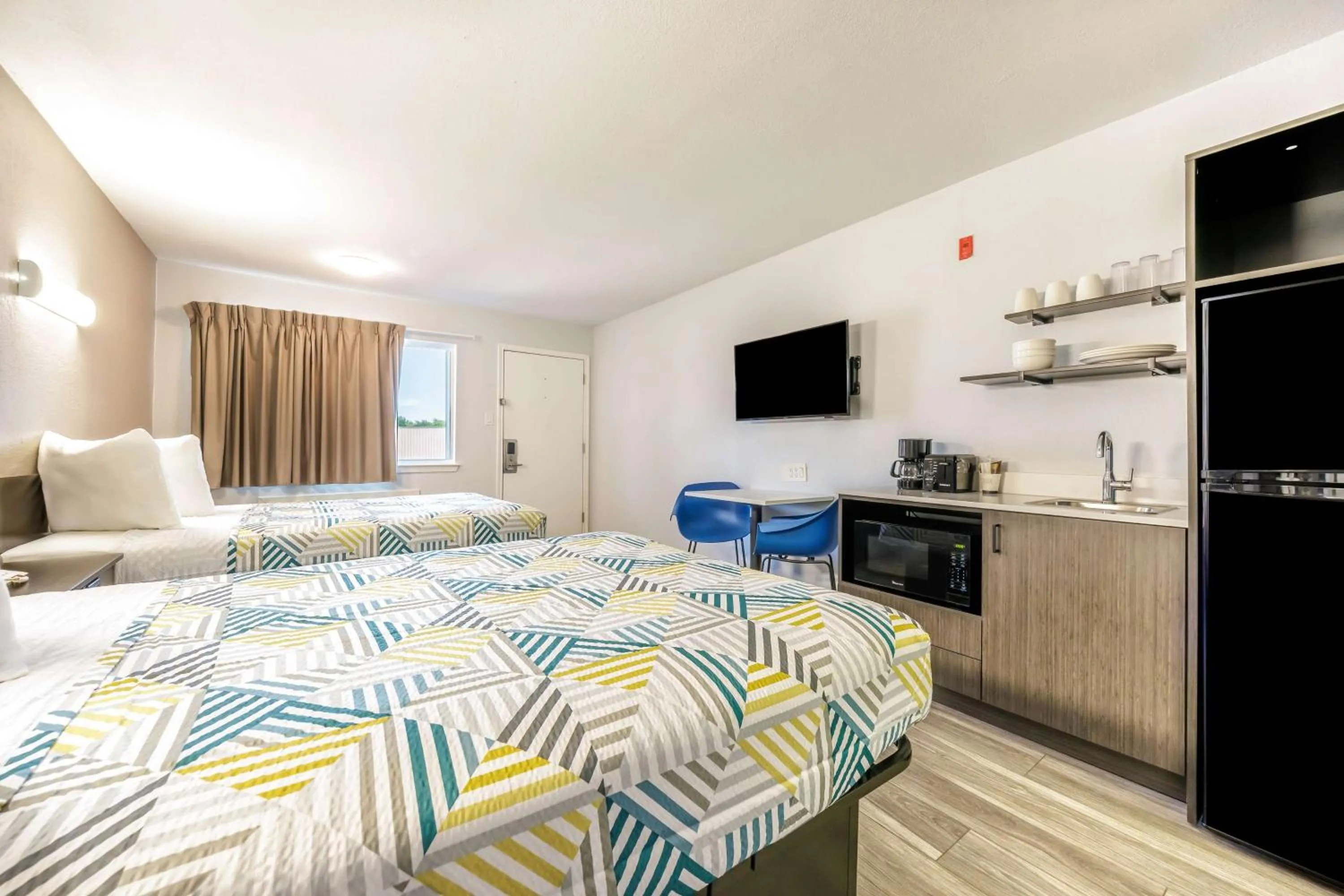 Photo of the whole room, Bed in Studio 6 Fort Worth, TX - Stockyards East