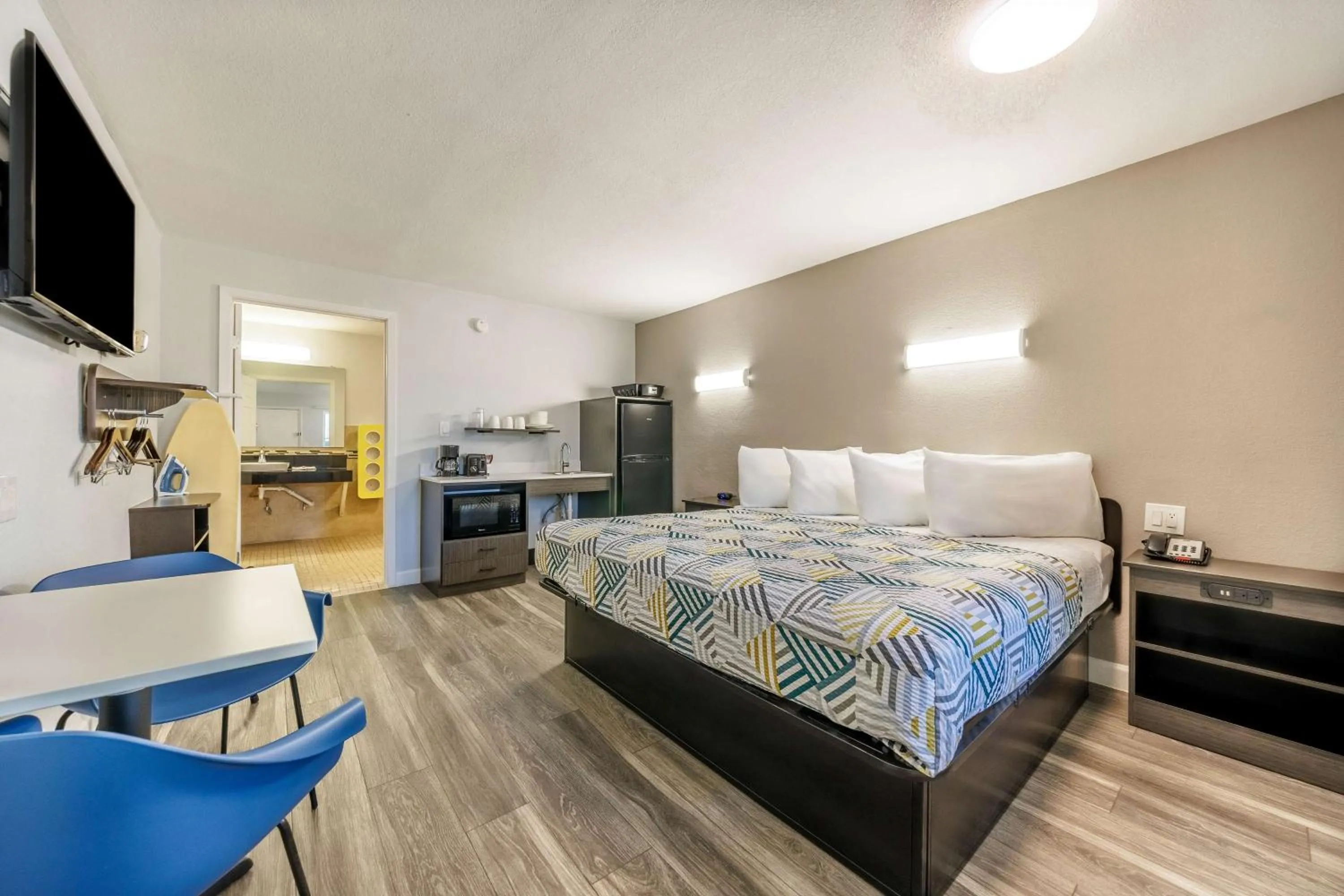 Photo of the whole room, Bed in Studio 6 Fort Worth, TX - Stockyards East