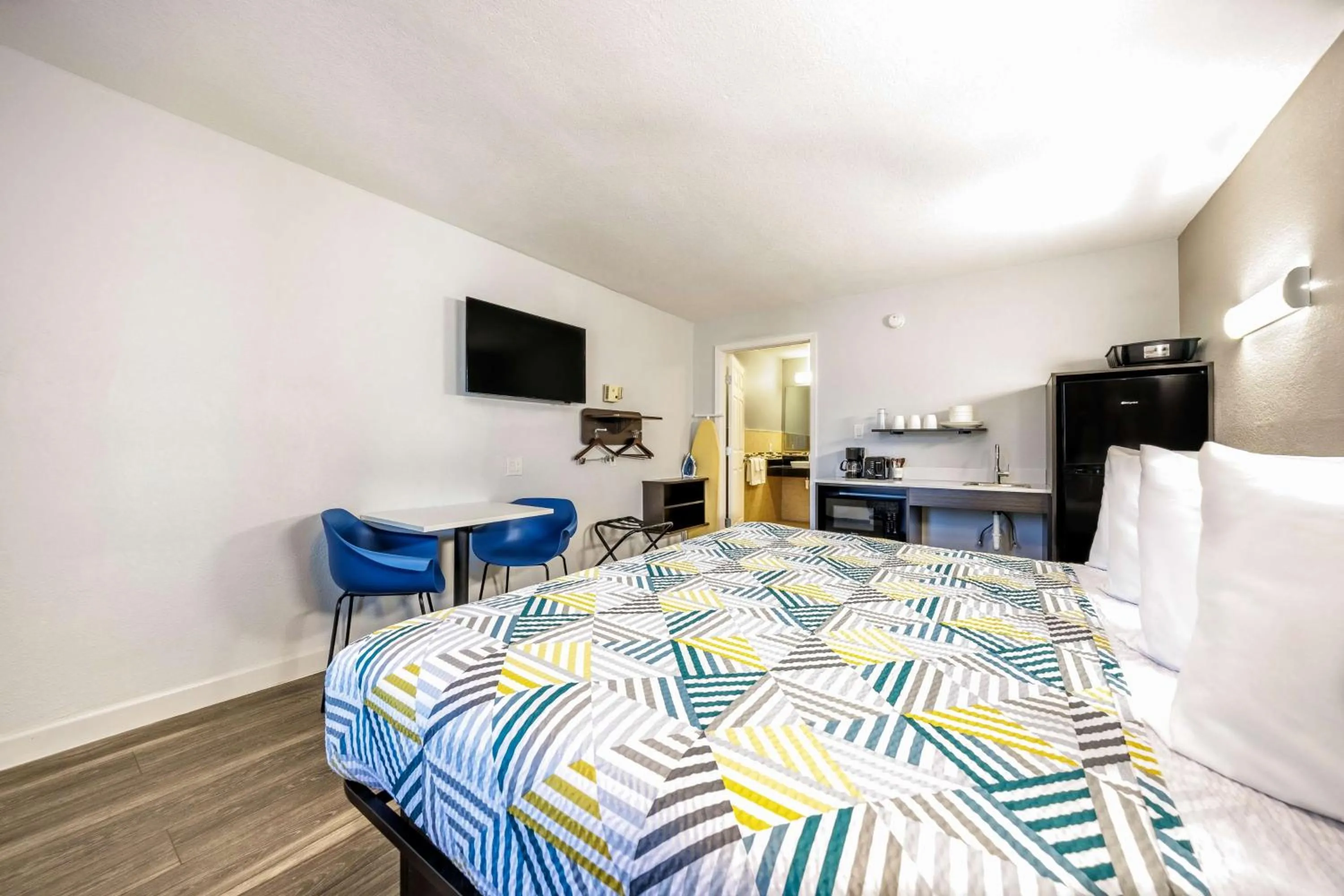 Photo of the whole room, Bed in Studio 6 Fort Worth, TX - Stockyards East