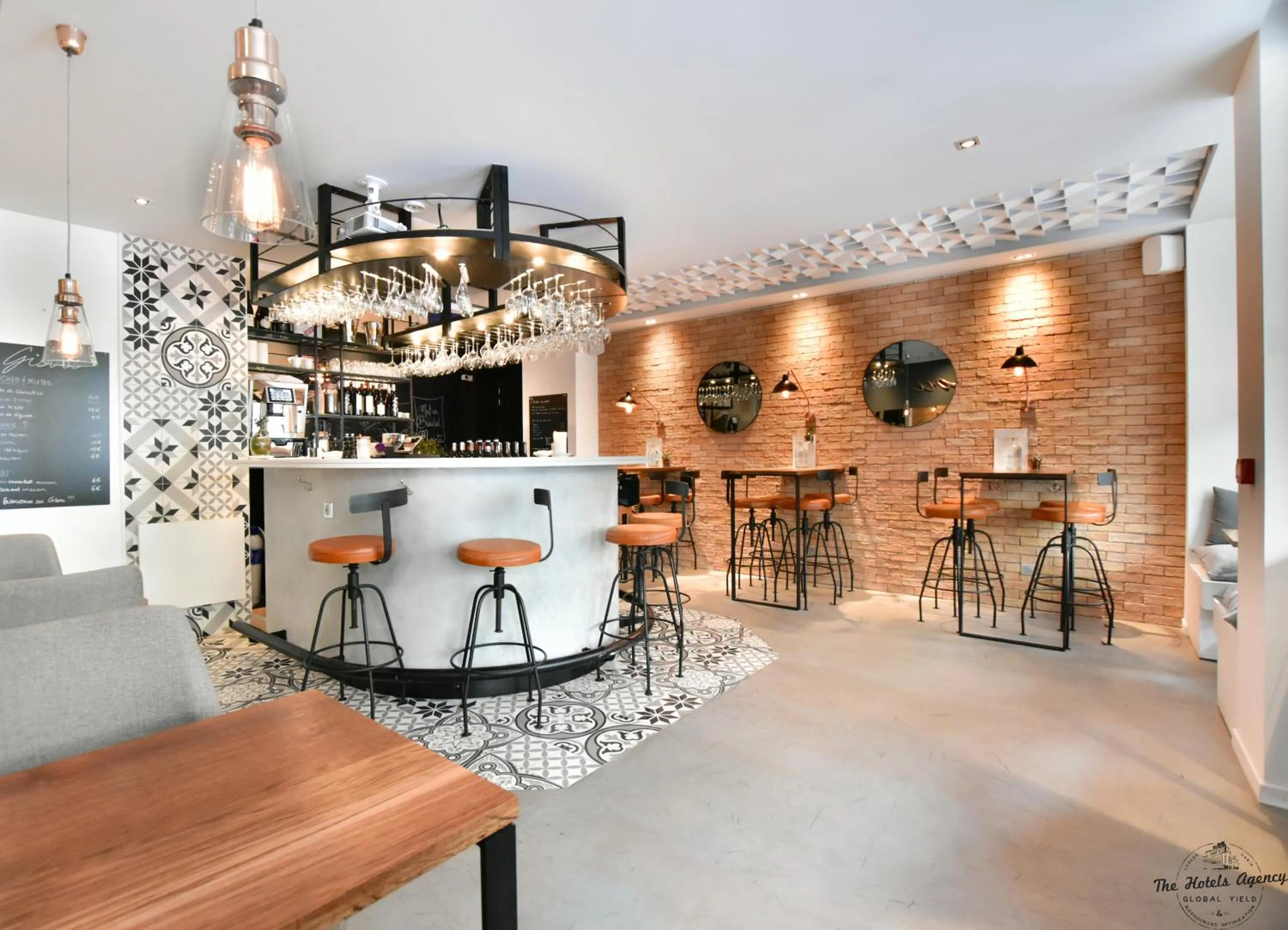 Lounge or bar in Hotel 29 Lepic