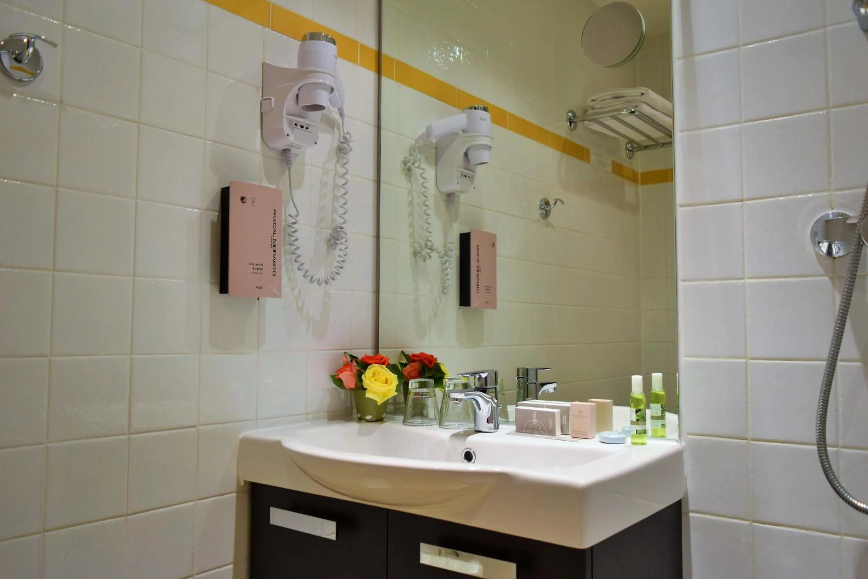 Toilet in Hotel 29 Lepic