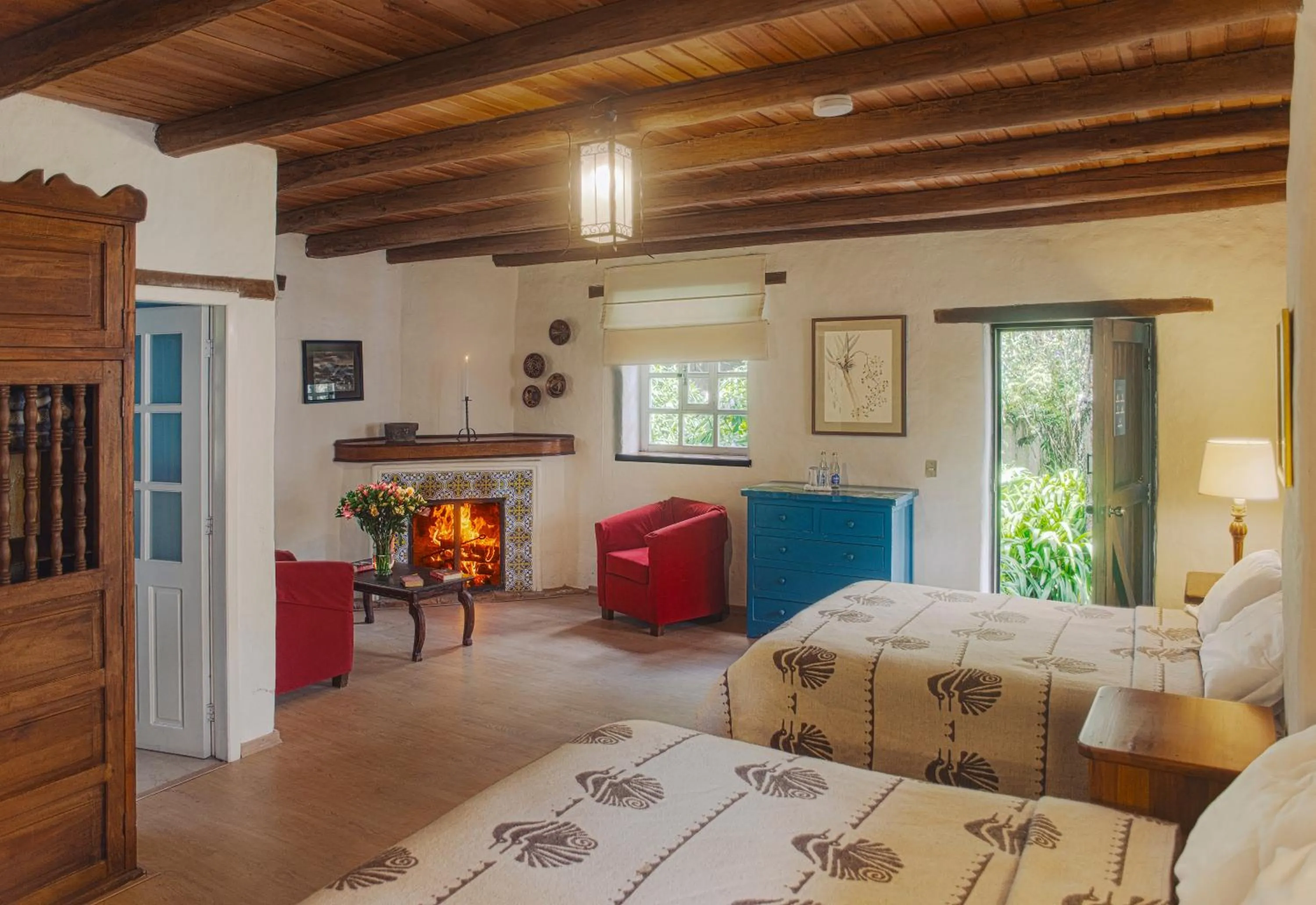 Photo of the whole room in Hacienda Cusin