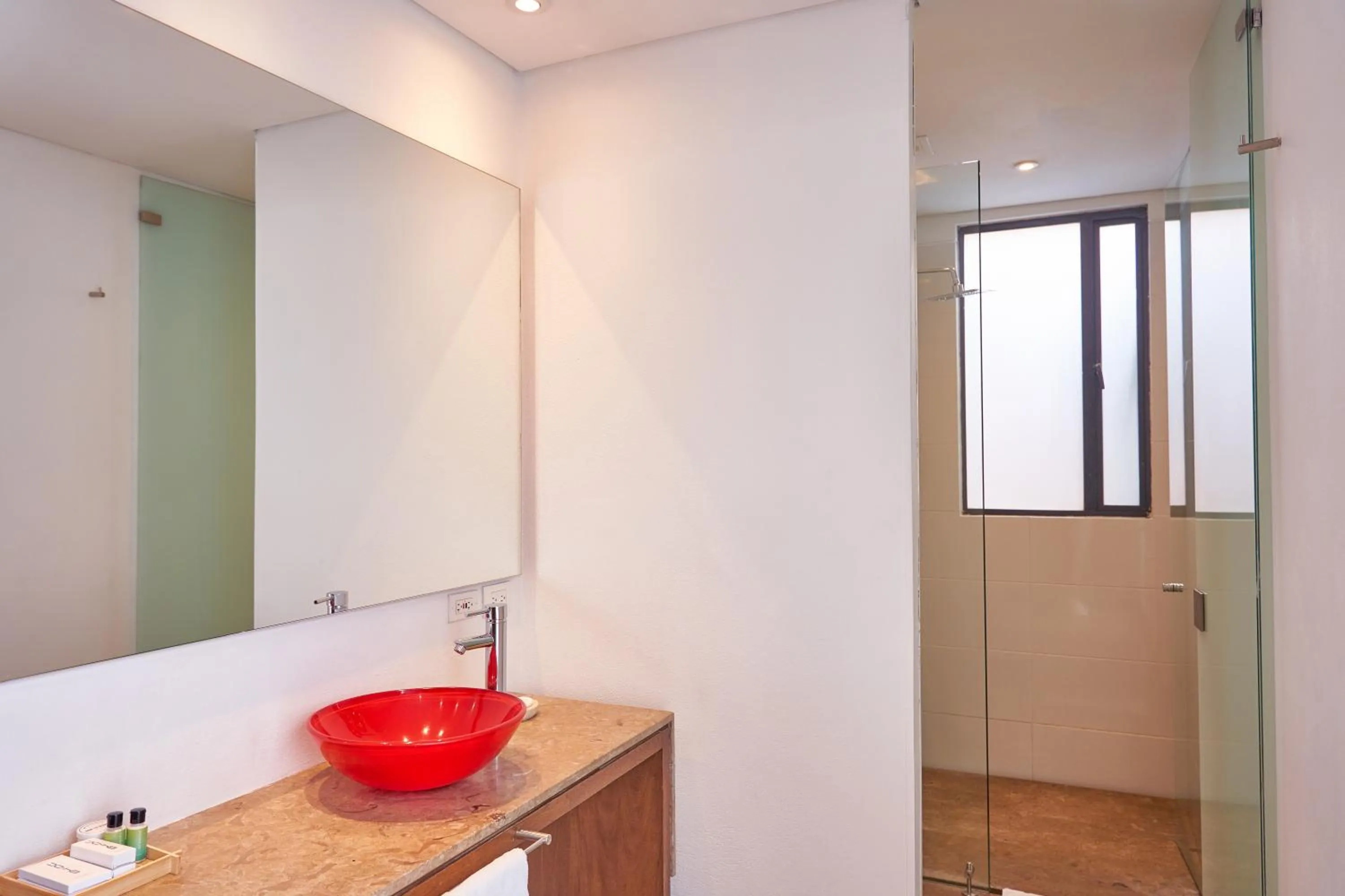 Shower in 84 DC Bogotá By OxoHotel