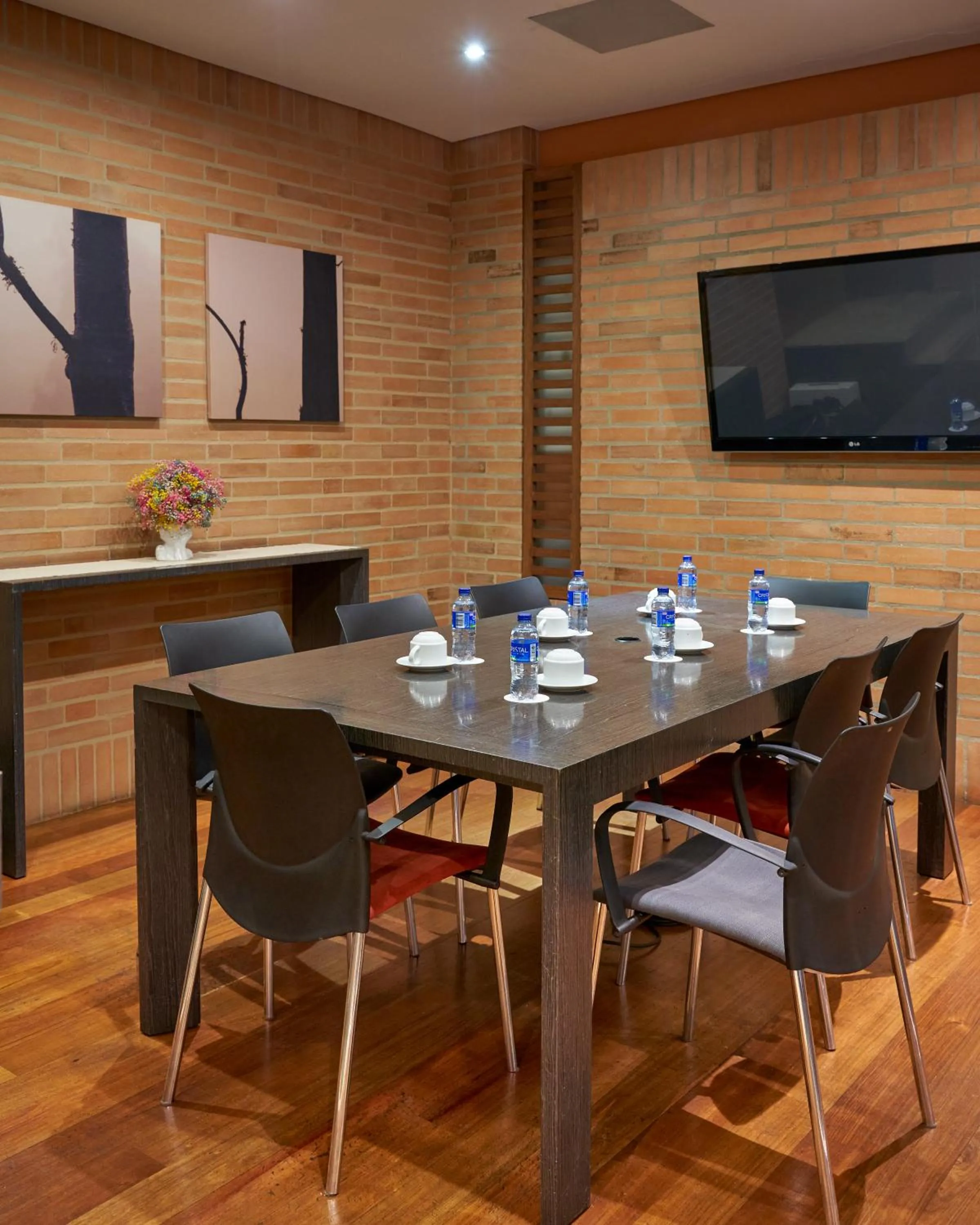 Seating area in 84 DC Bogotá By OxoHotel