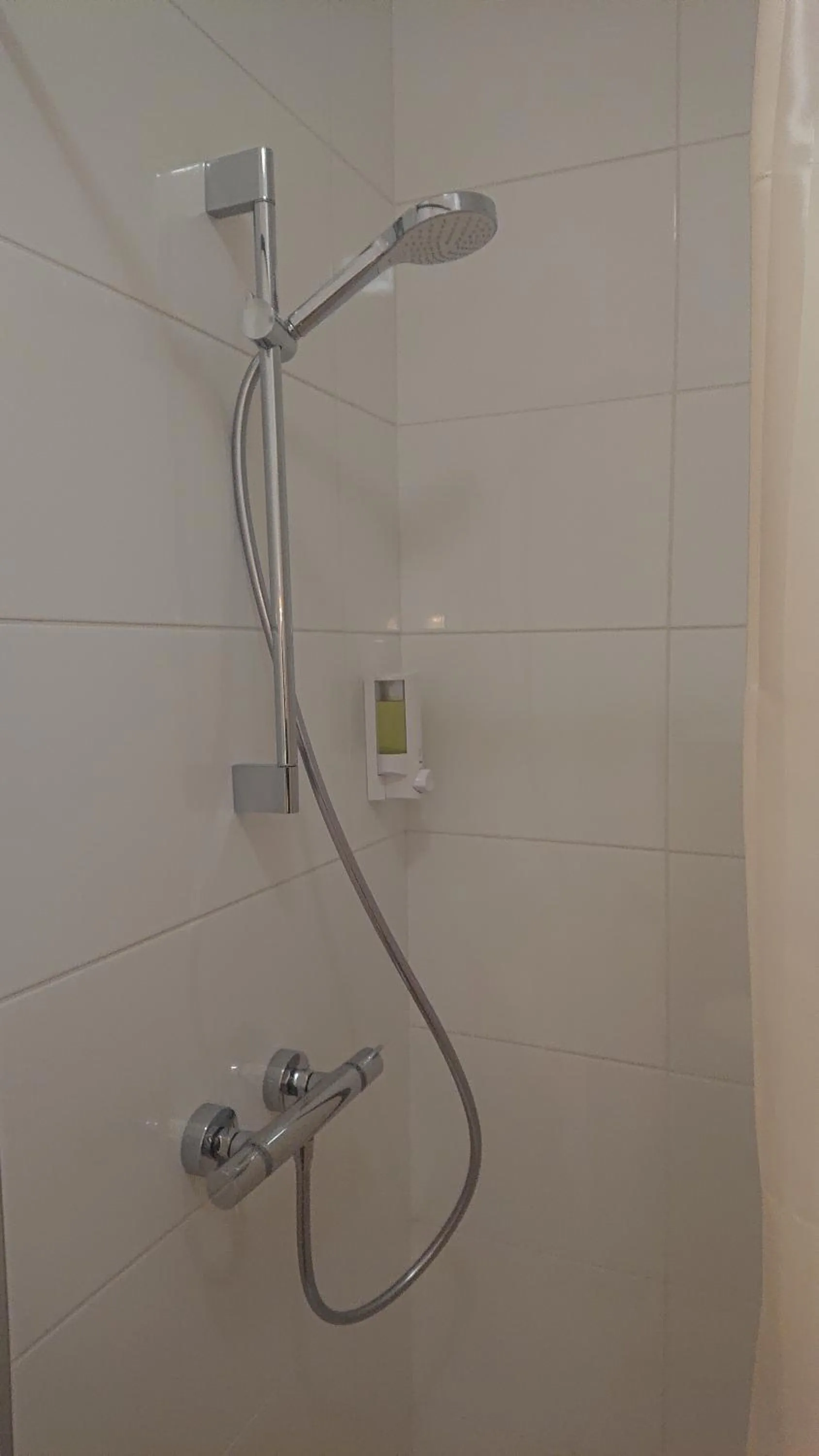 Shower in L'Hôtel de Loctudy