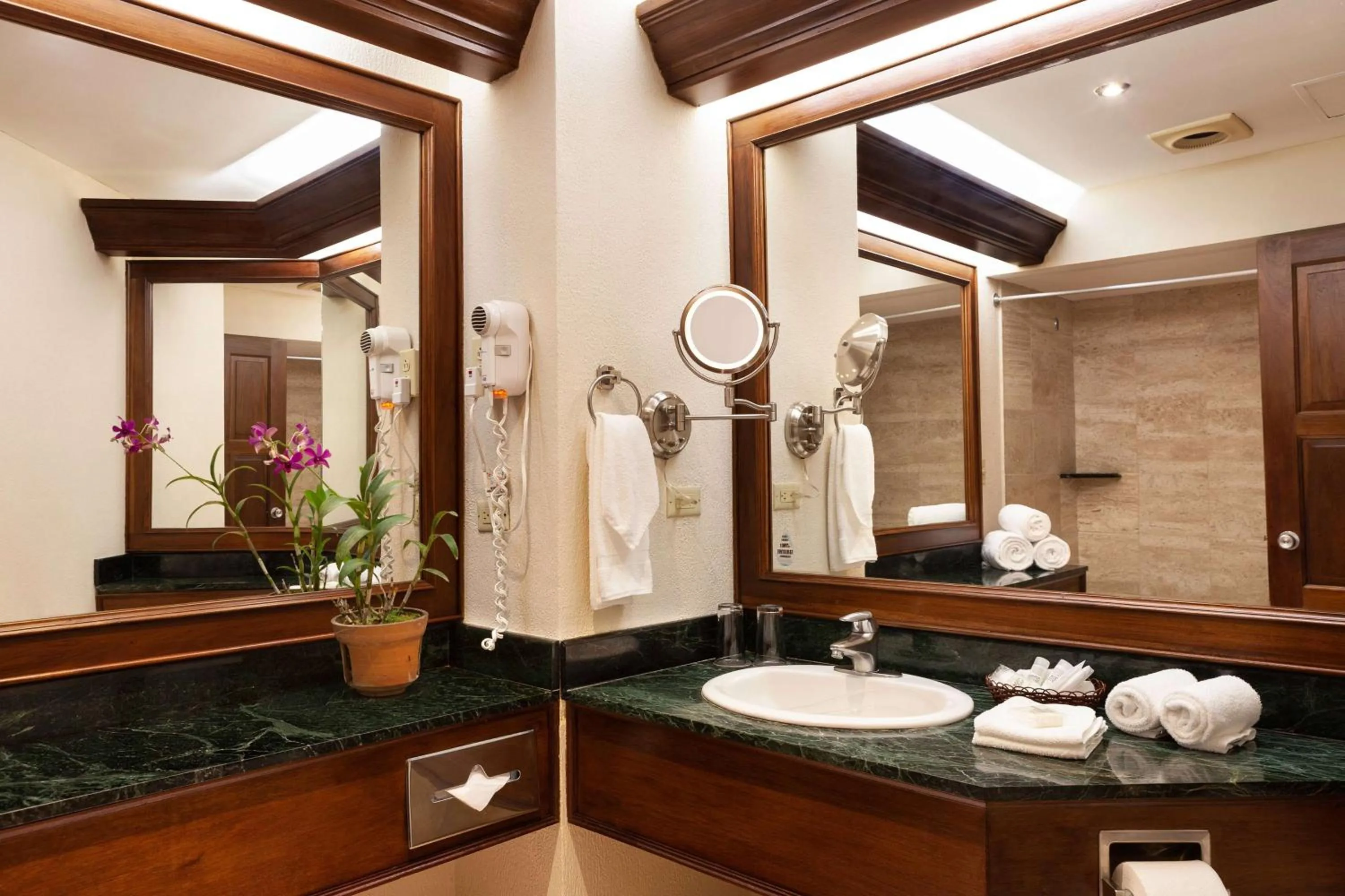 Photo of the whole room in Wyndham San Jose Herradura