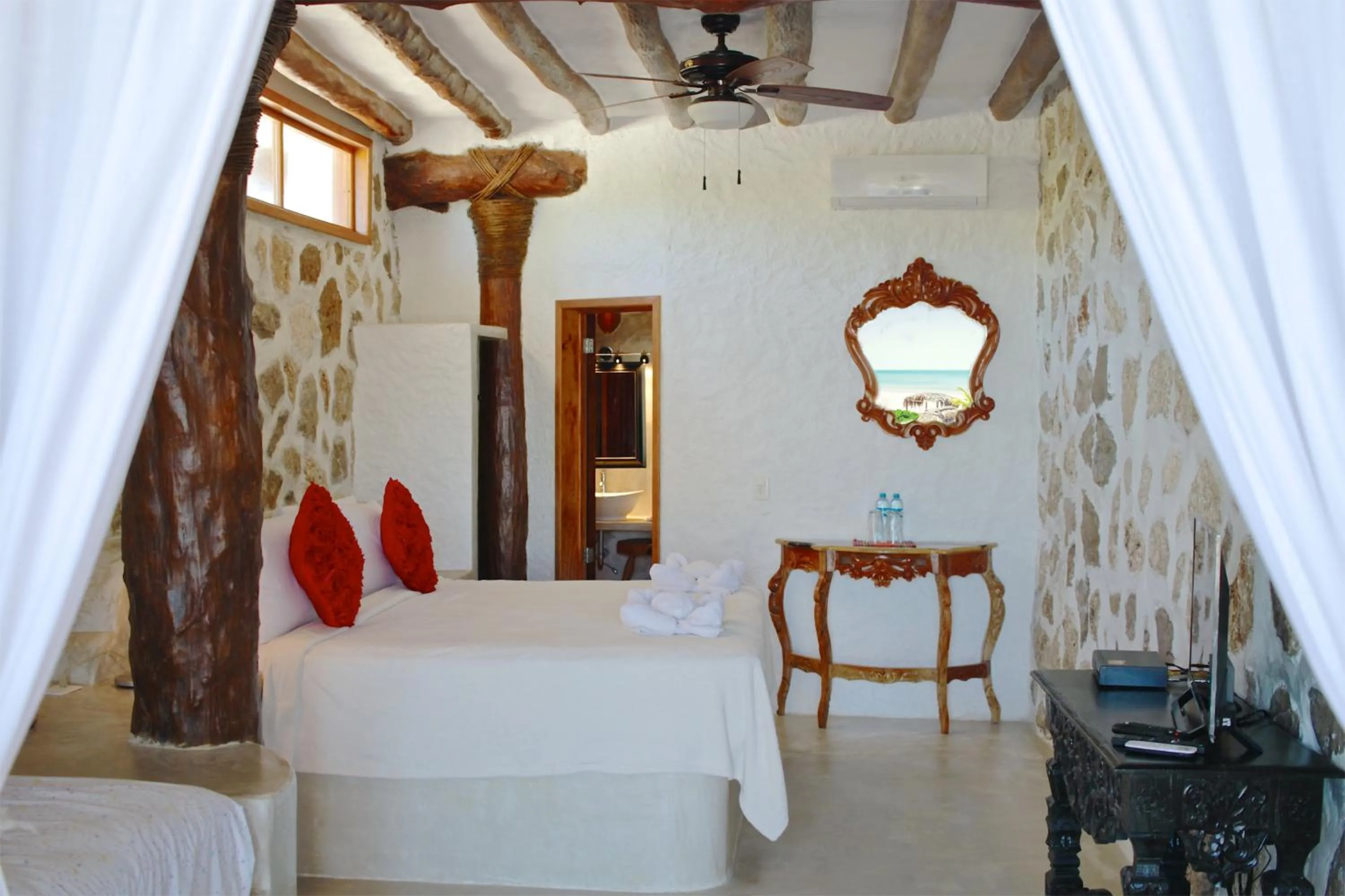 Photo of the whole room, Bed in Palapas del Sol