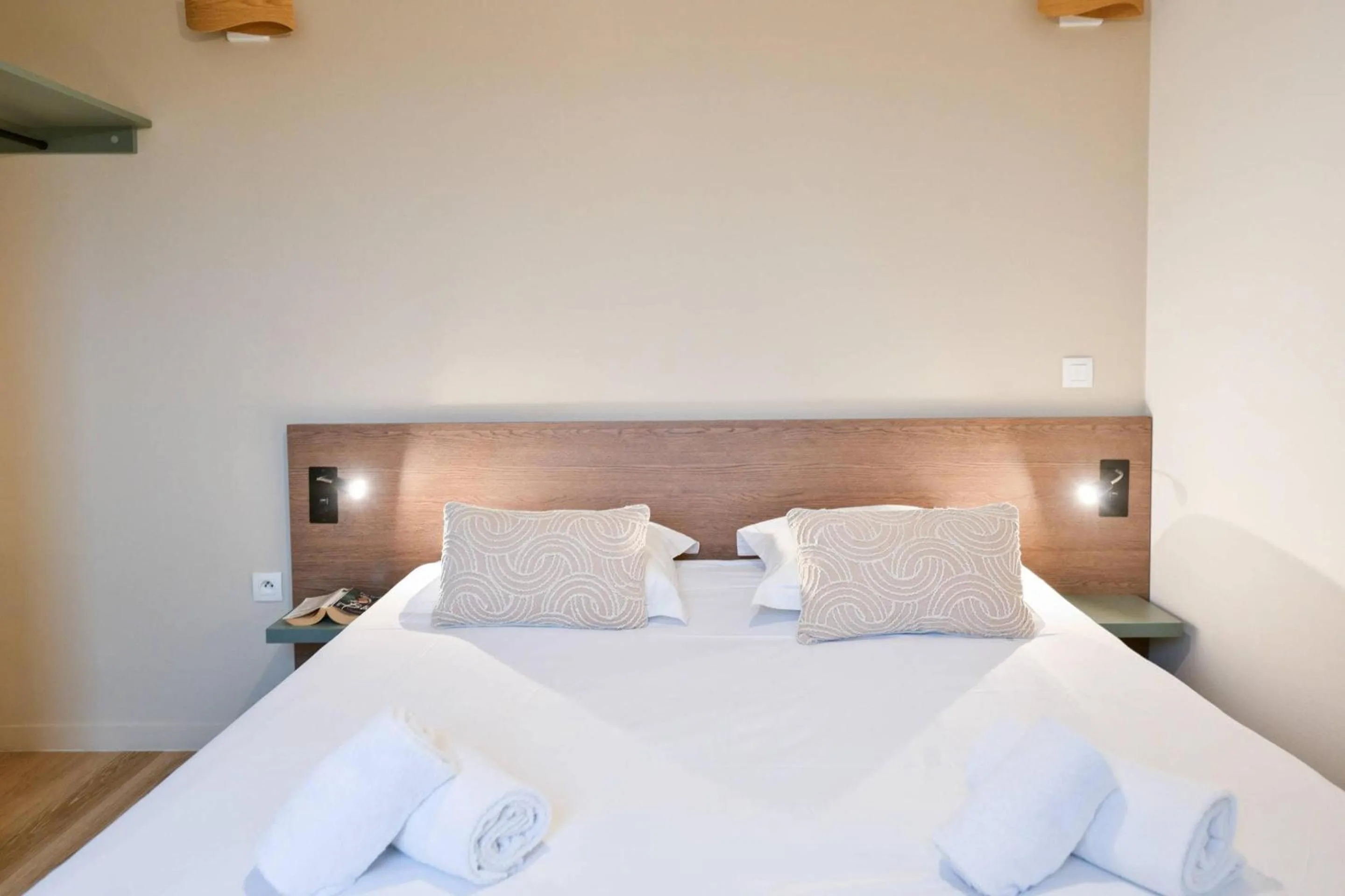 Bedroom, Bed in Comfort Aparthotel Versailles, St Cyr l'Ecole