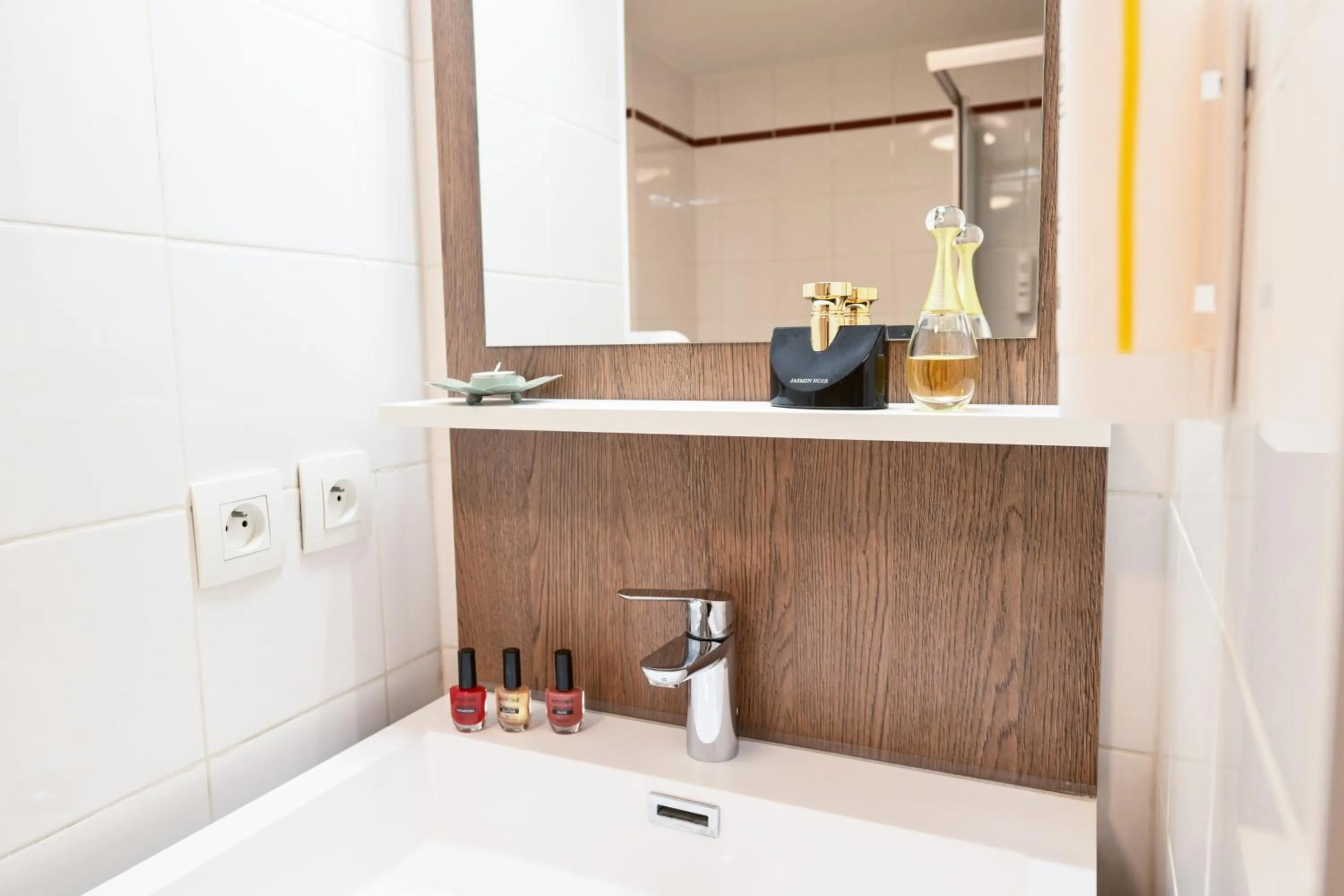 Bathroom in Comfort Aparthotel Versailles, St Cyr l'Ecole