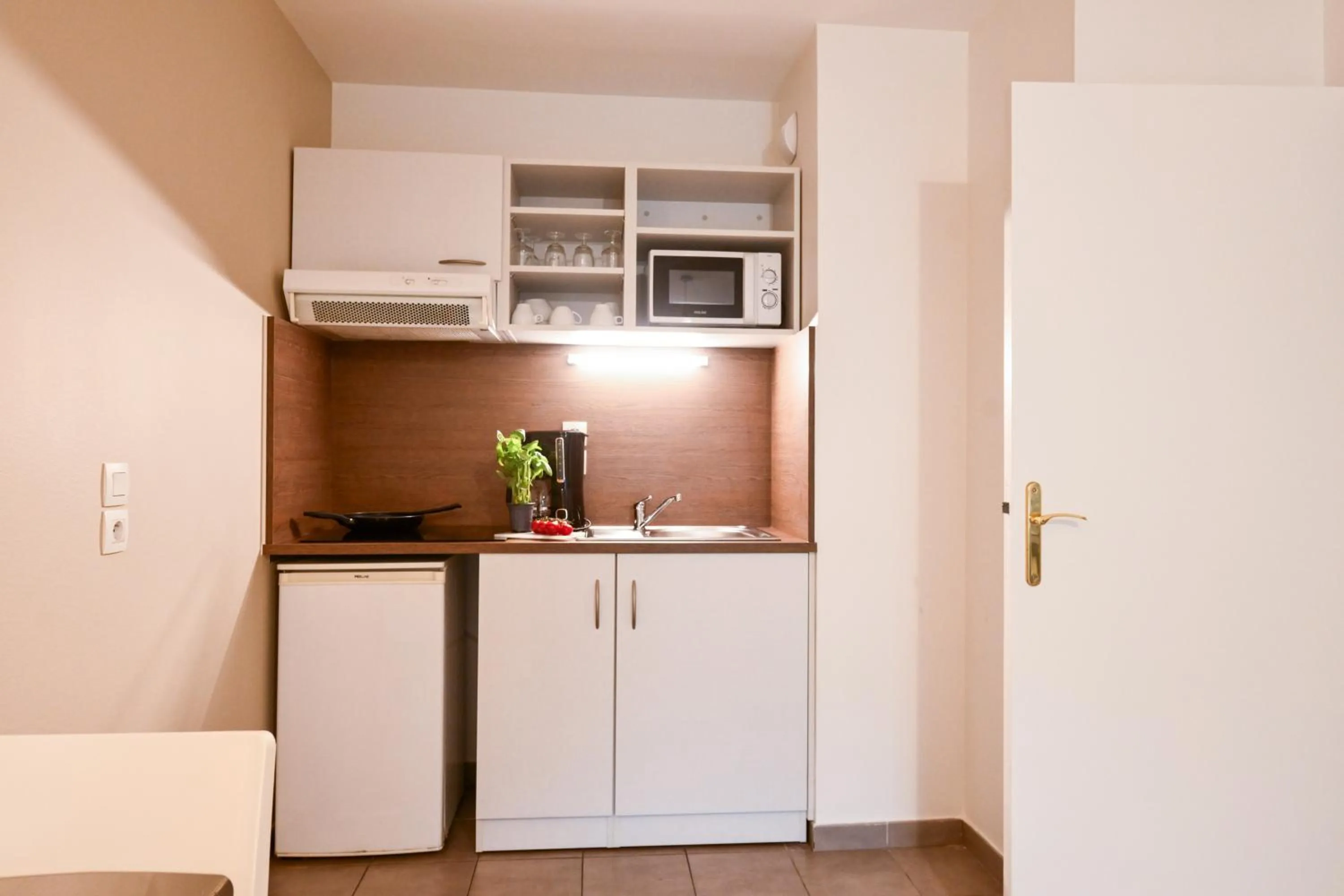 Kitchen or kitchenette in Comfort Aparthotel Versailles, St Cyr l'Ecole
