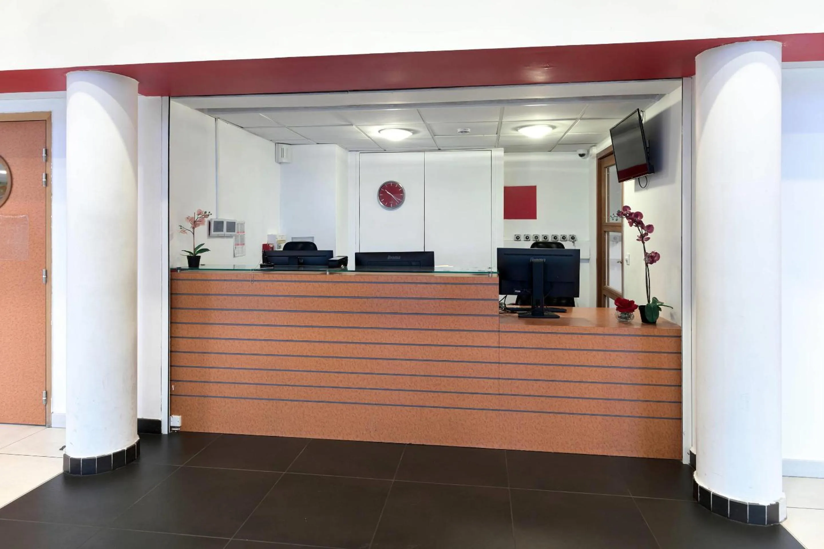 Lobby or reception in Comfort Aparthotel Versailles, St Cyr l'Ecole