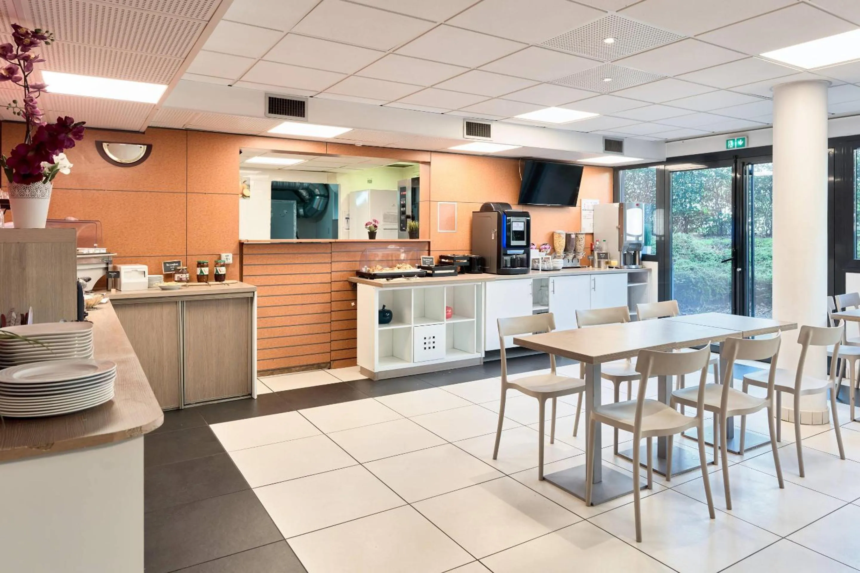 Breakfast in Comfort Aparthotel Versailles, St Cyr l'Ecole