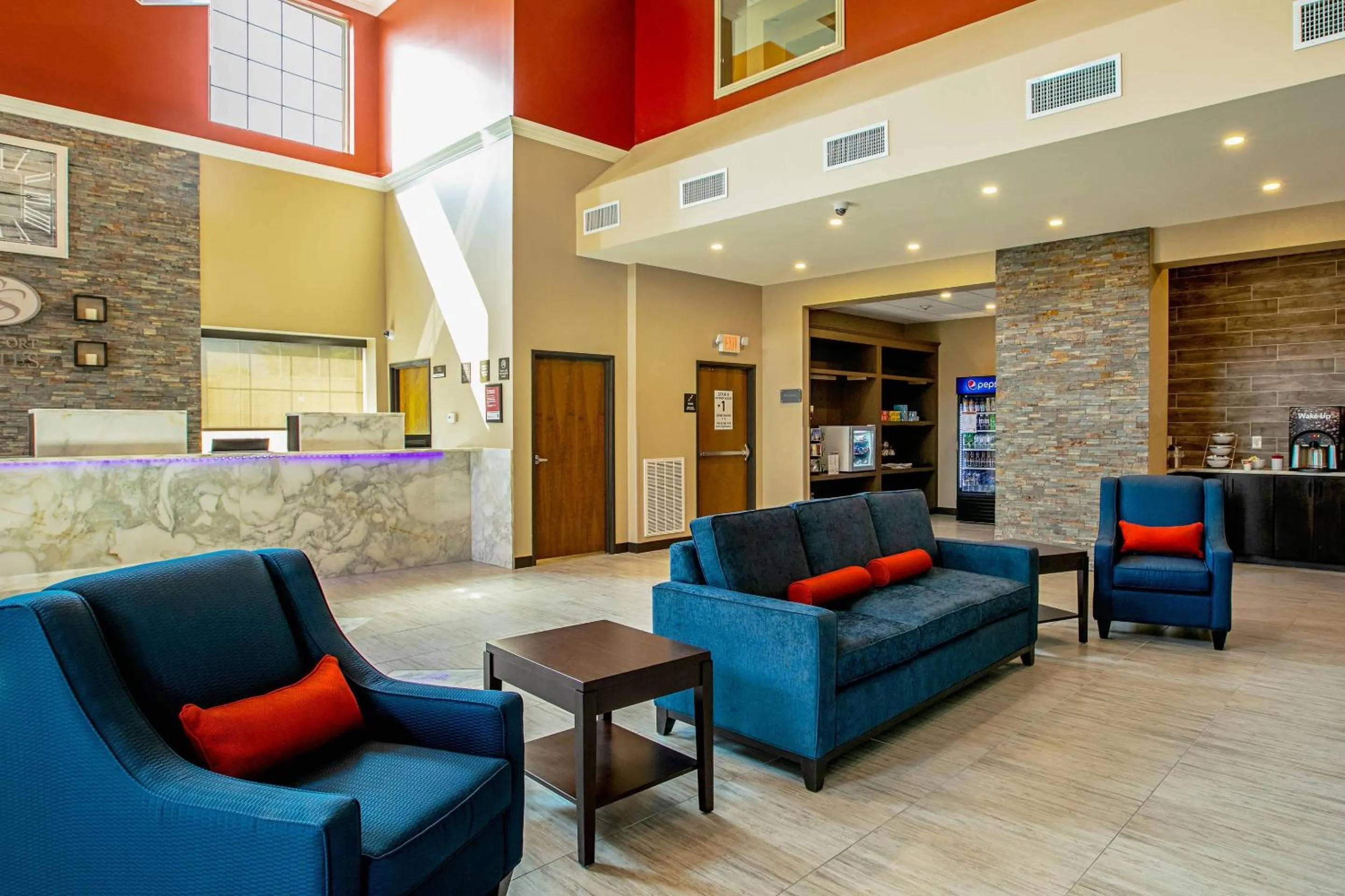 Lobby or reception in Comfort Suites Fishkill near Interstate 84