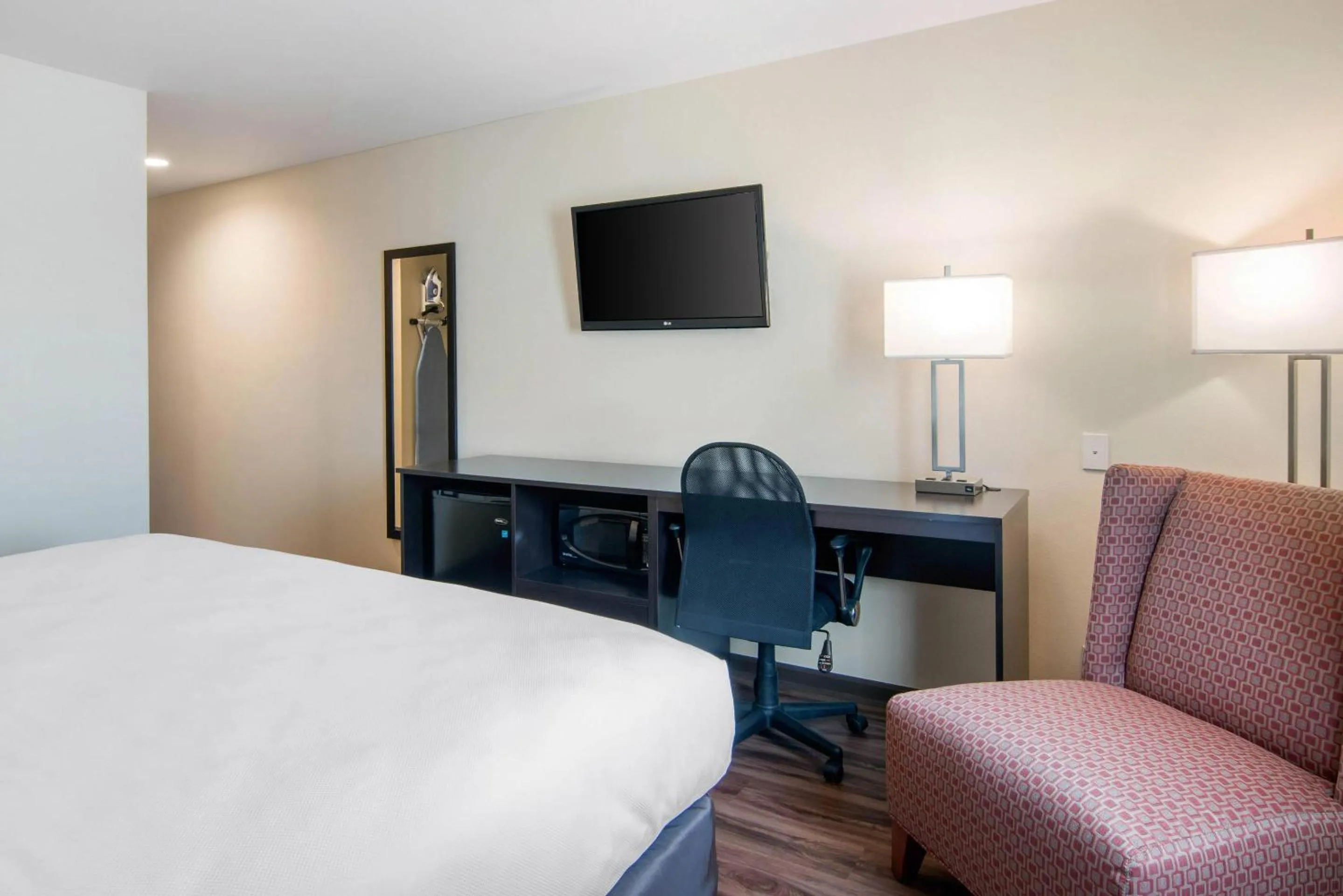 Bedroom, Bed in Econo Lodge Inn & Suites Springfield Main Street