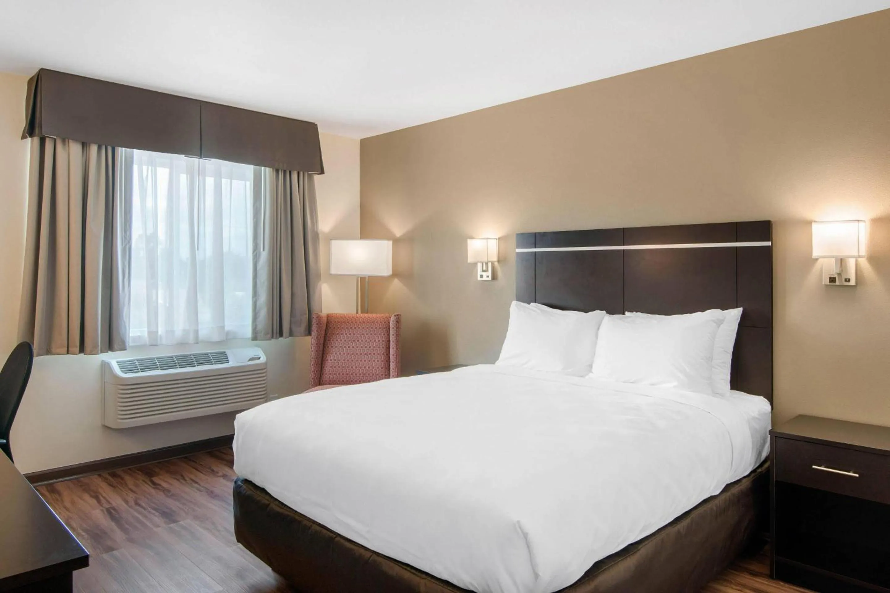 Bedroom, Bed in Econo Lodge Inn & Suites Springfield Main Street