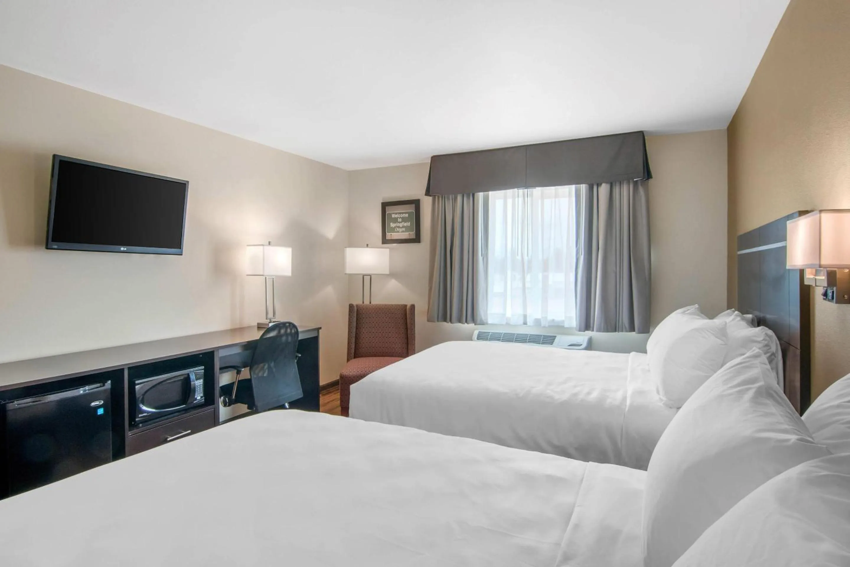 Bedroom, Bed in Econo Lodge Inn & Suites Springfield Main Street