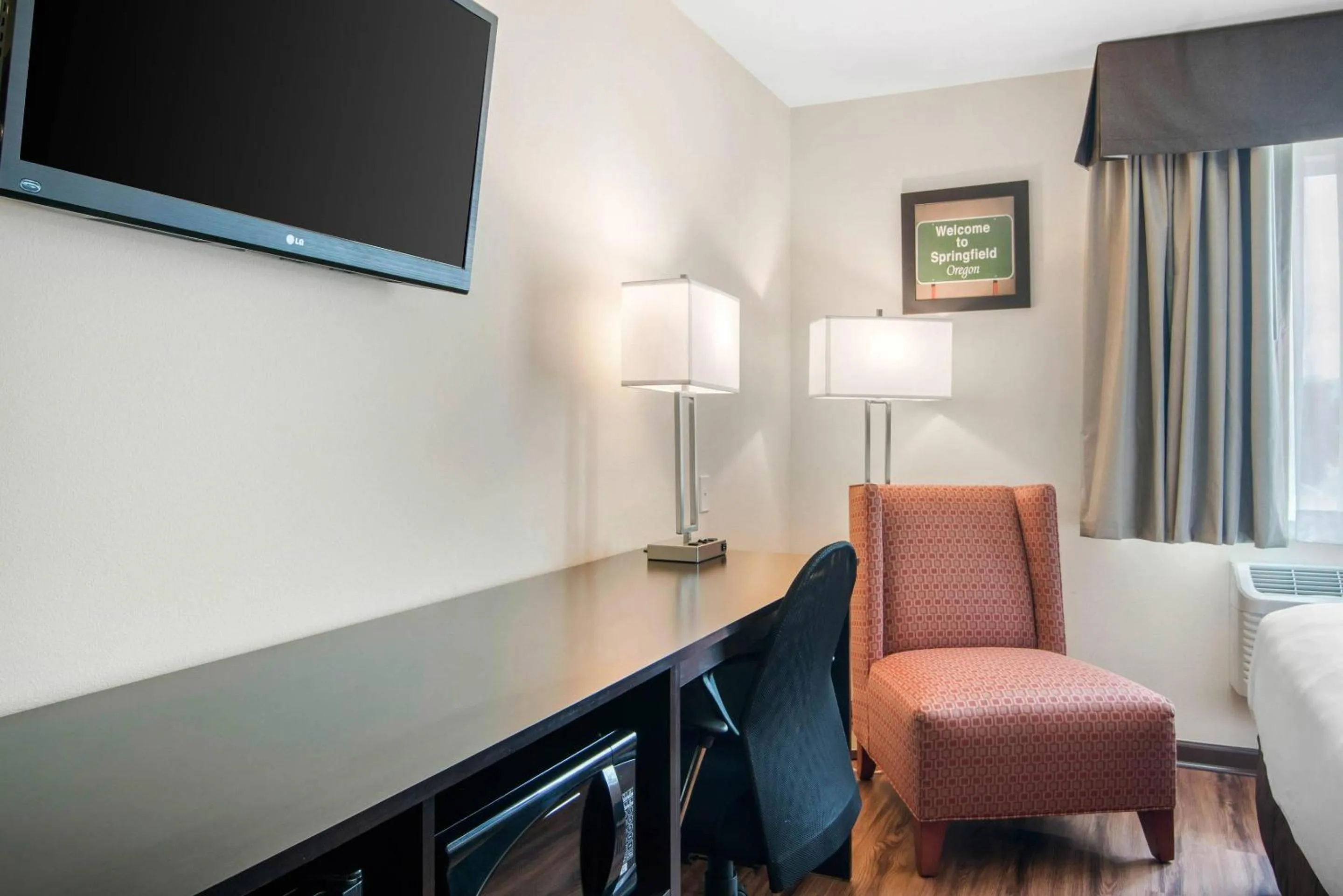 Bedroom, Bed in Econo Lodge Inn & Suites Springfield Main Street