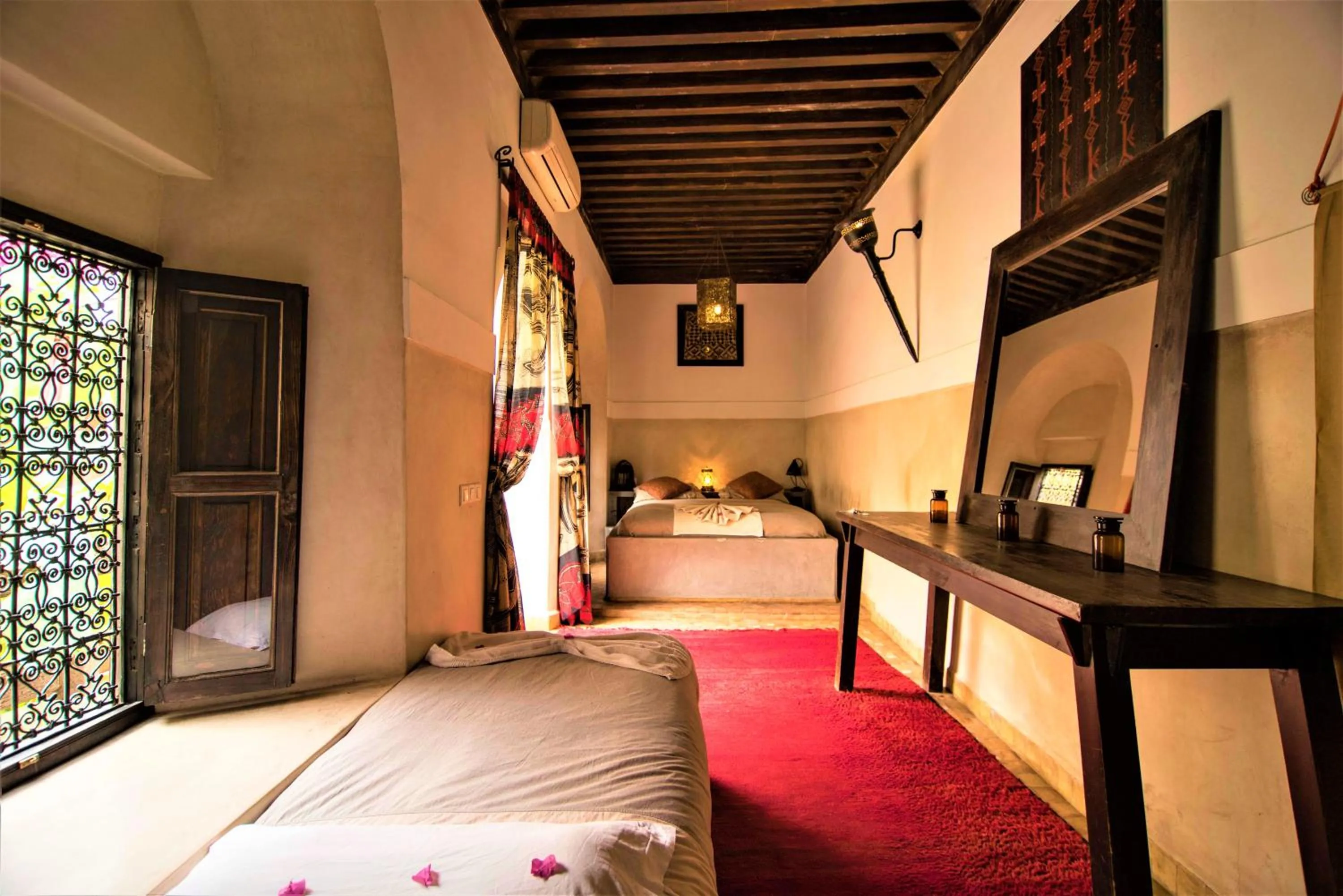 Photo of the whole room, Bed in Riad Bamileke